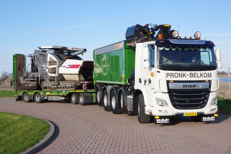 2 DAF_10x4_Quadro_Pronk met Asfaltmachine r stuur 2