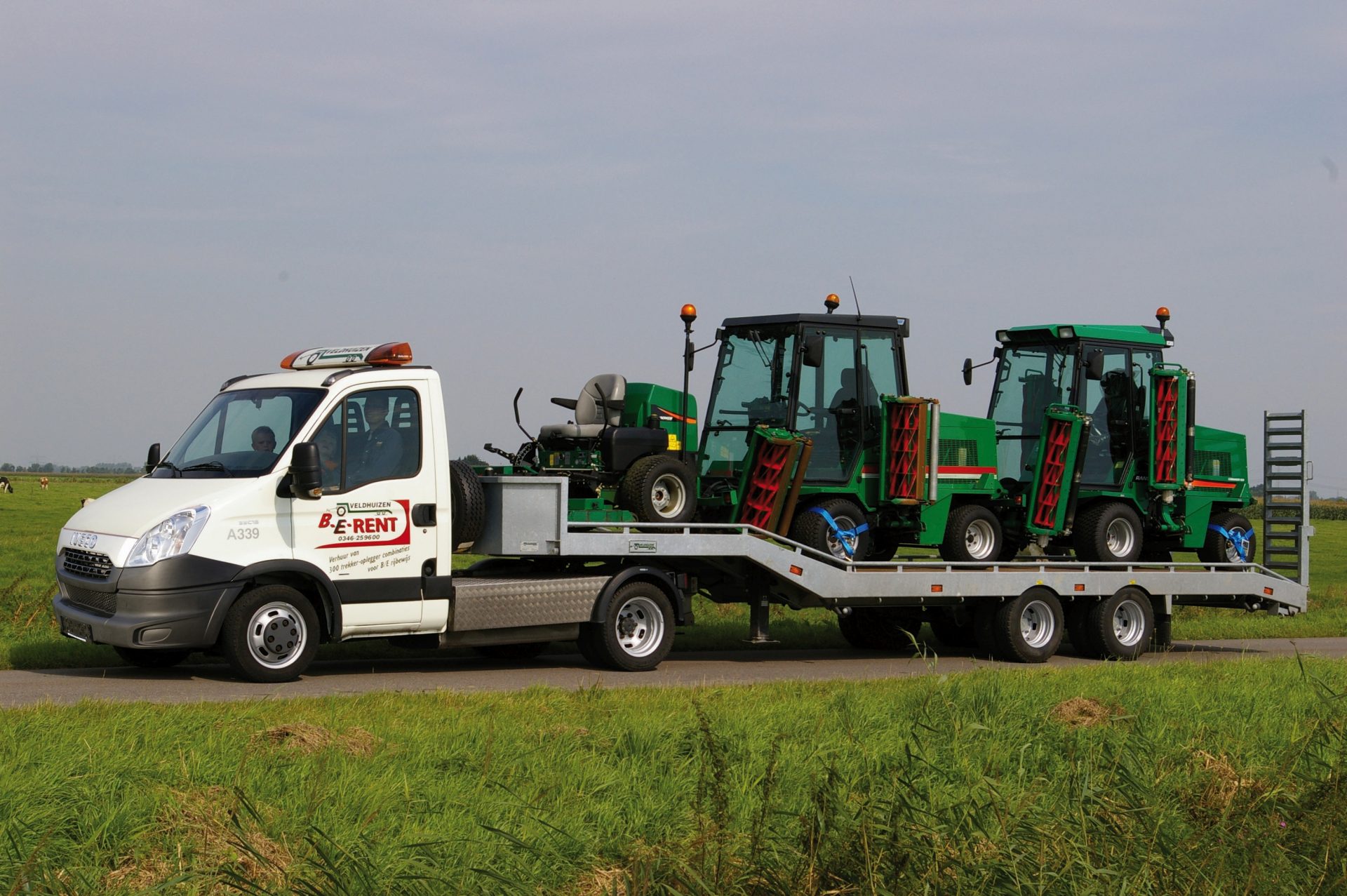35 C17 met 8,5 mtr schuine semi 3 grasmaaiers