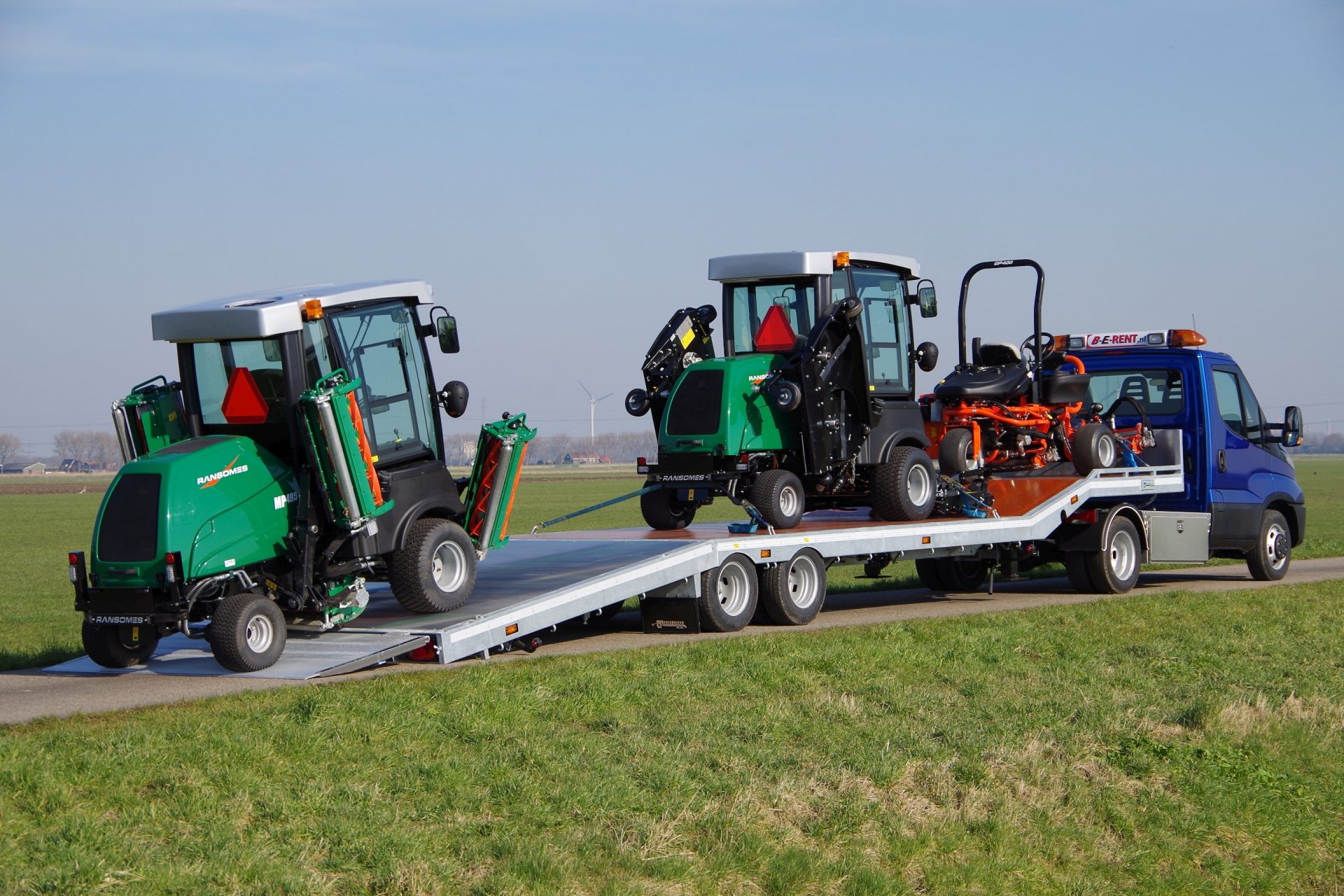 knikkende semi-dieplader 3 grasmaaiers