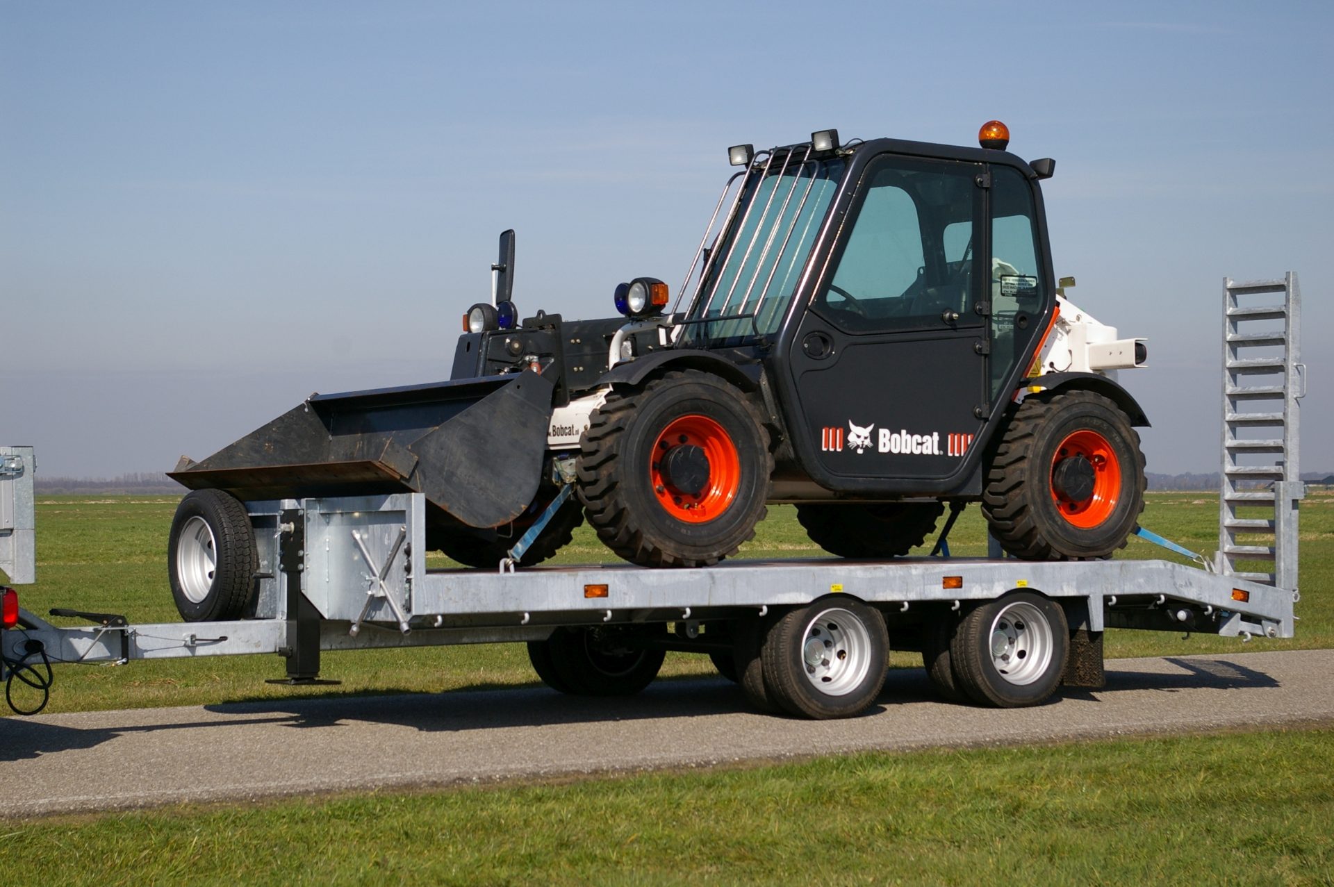 6T tan semi 5m met bobcat lv.