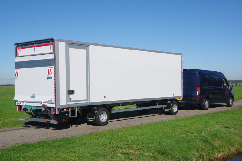 7,5T gesloten schamel achter bestelwagen ra