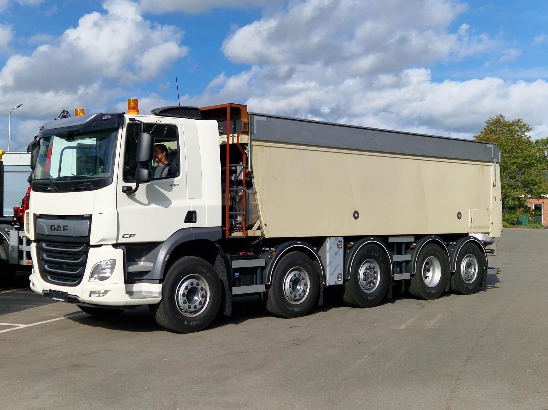 DAF 10x3 JHS met Fliegl afschuifbak lv