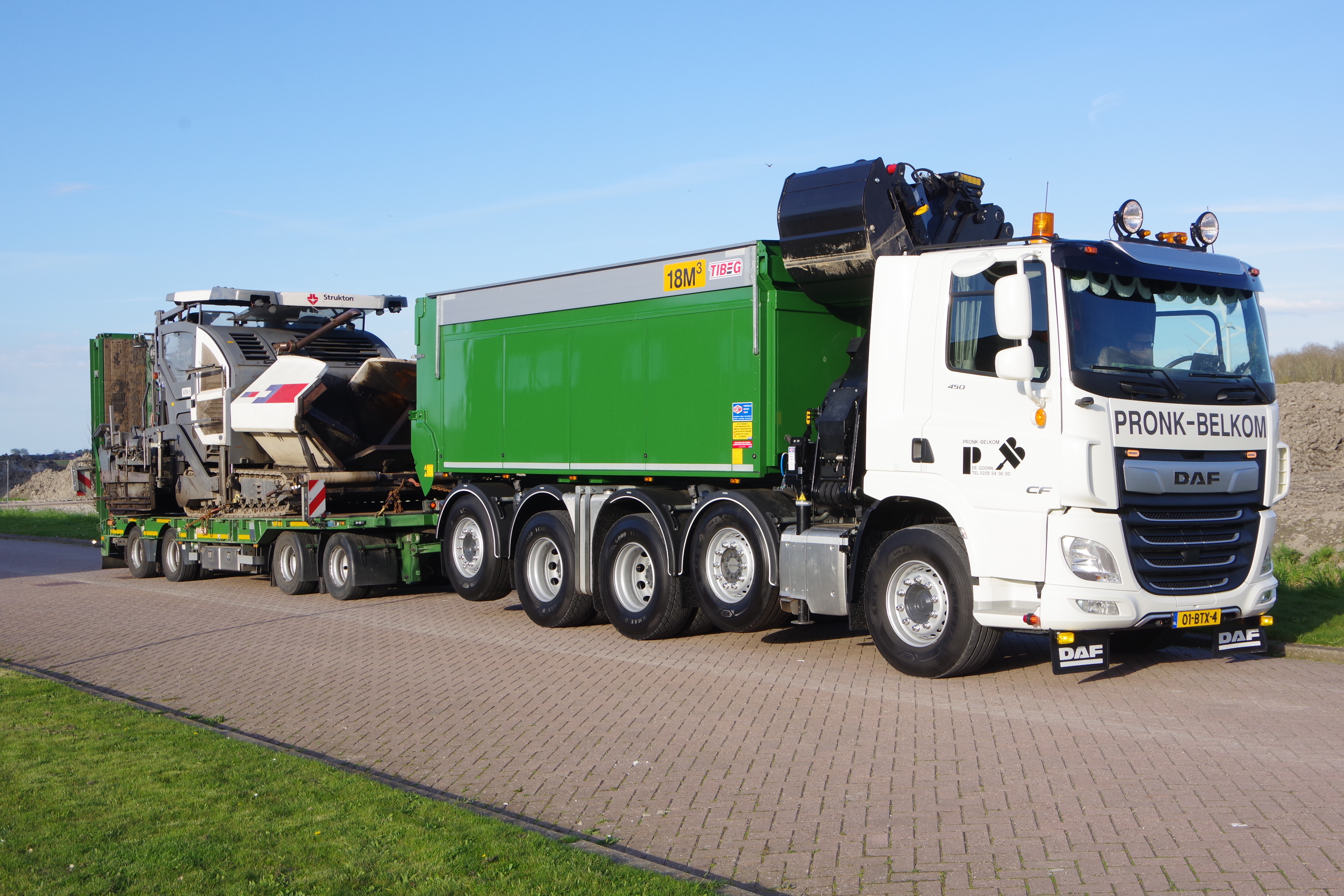 DAF_10x4_Quadro_Pronk met Asfaltmachine rv 1