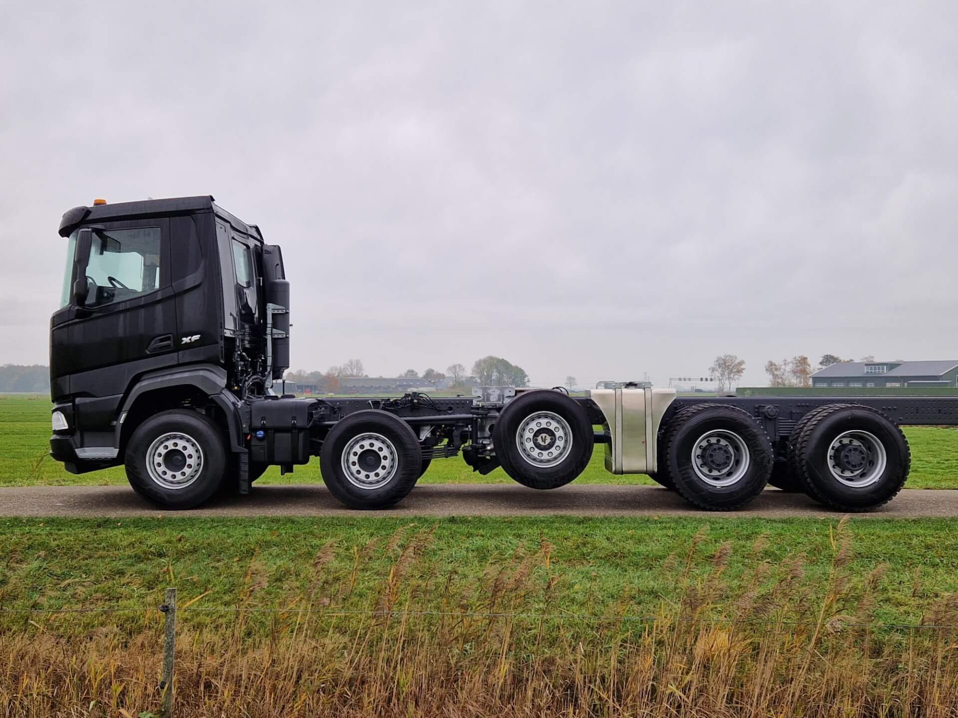 DAF_XF_10x4-midlift chassis lz