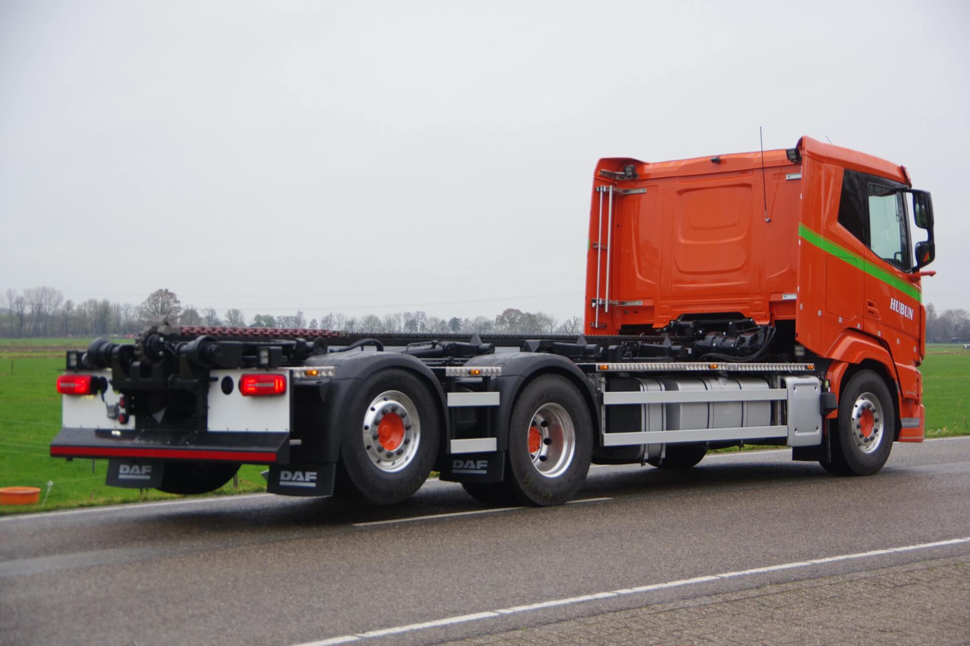 DAF_XF_Wide-Spread HUBUN met Ketting ra