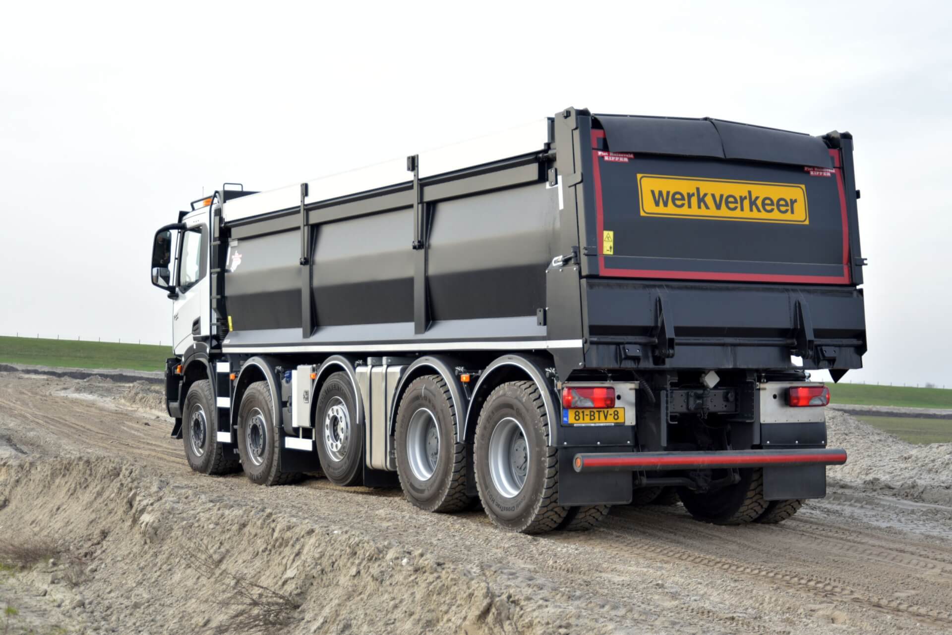 IVECO T-Way_Ruizeveld_10x4 la zandbaan