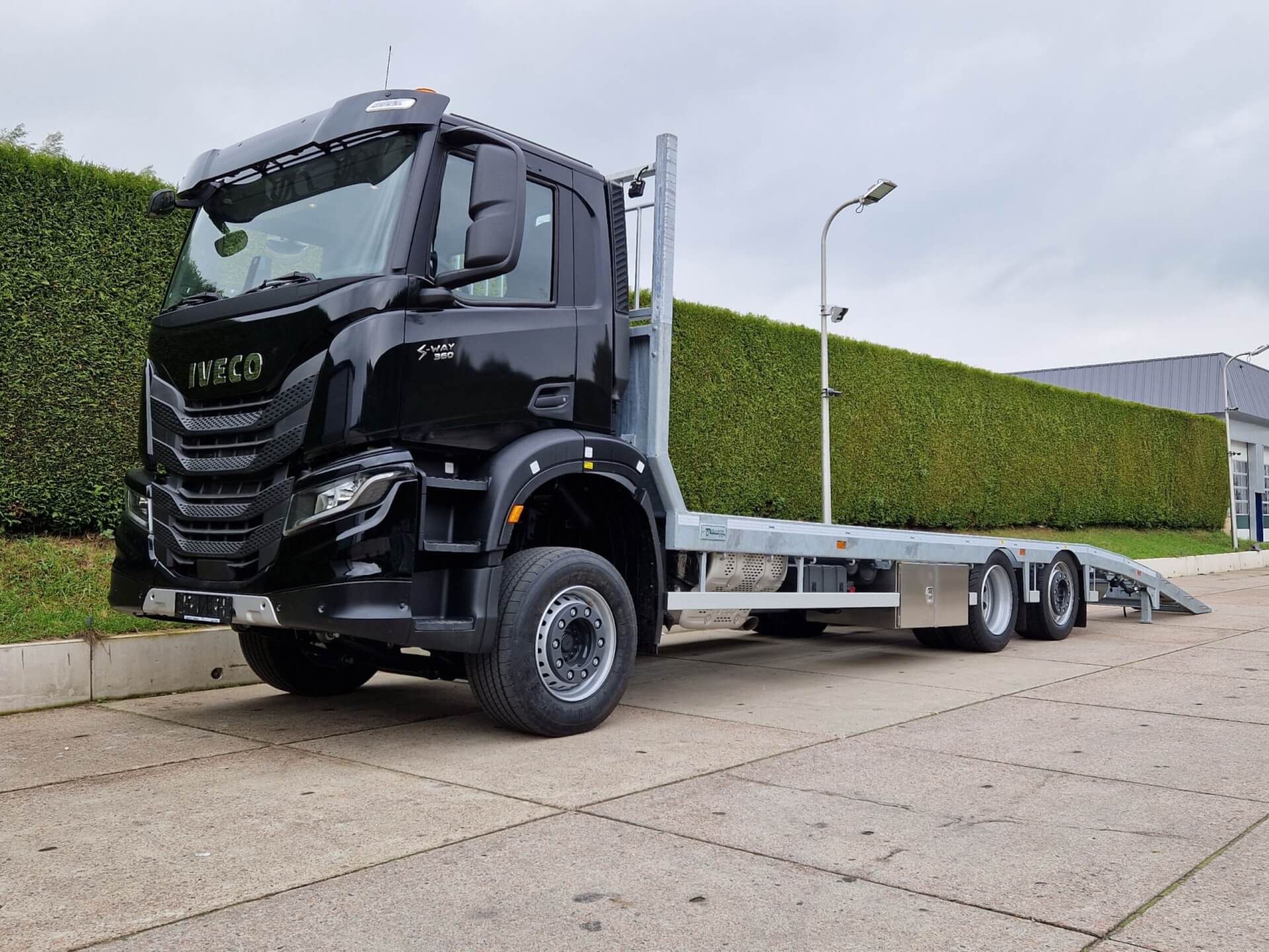 IVECO_S-WAY_oprijwagen zwart 29-85 laadstand lv