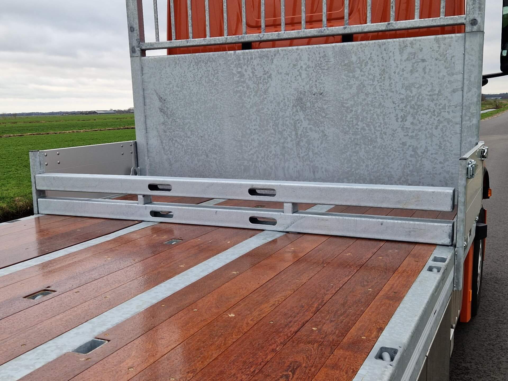 Oprij Actros 22-75 aanrij bokken 2