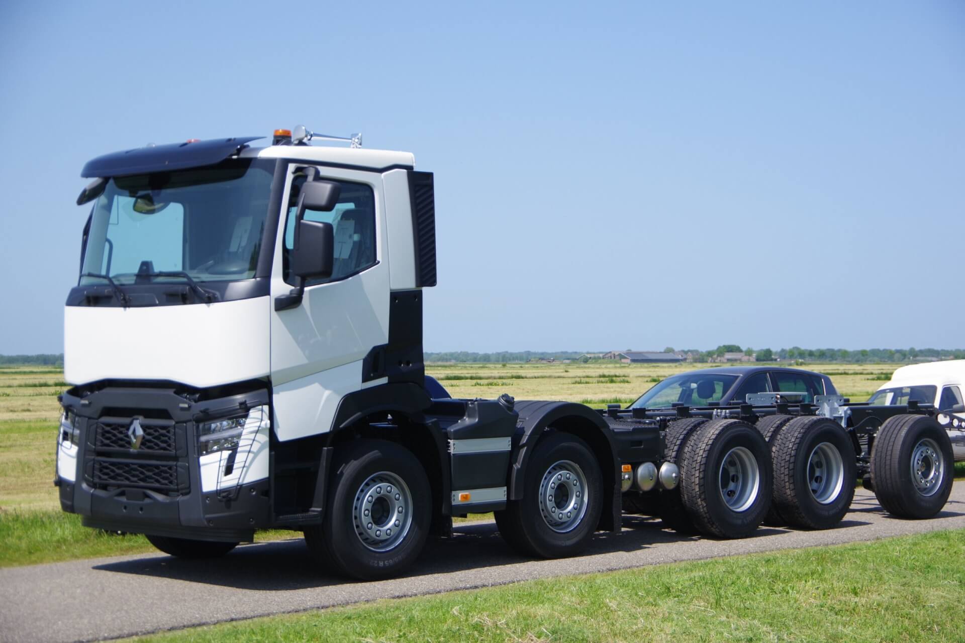 RENAULT_10x4_gestuurde-naloopas lv gw