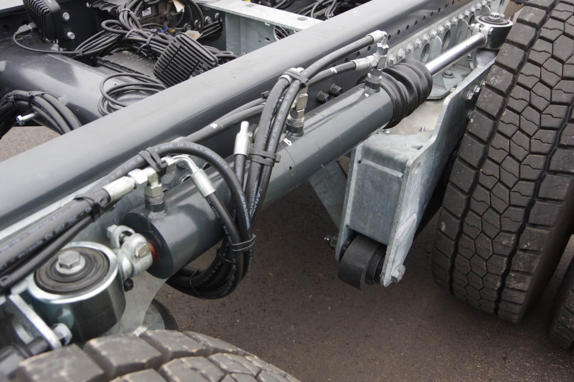 SCANIA 10x4 Wide-Spread_Luchtgeveerd stuur cilinder hoog gemonteerd