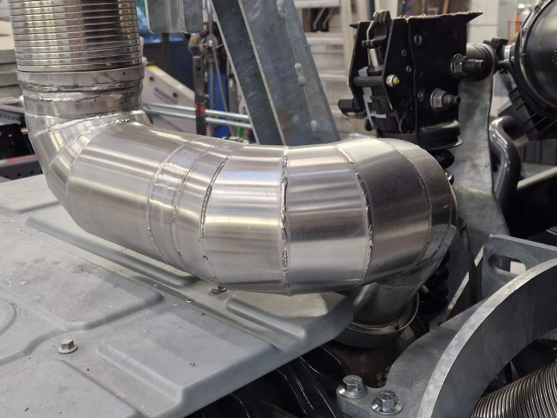 Staande uitlaat op demper