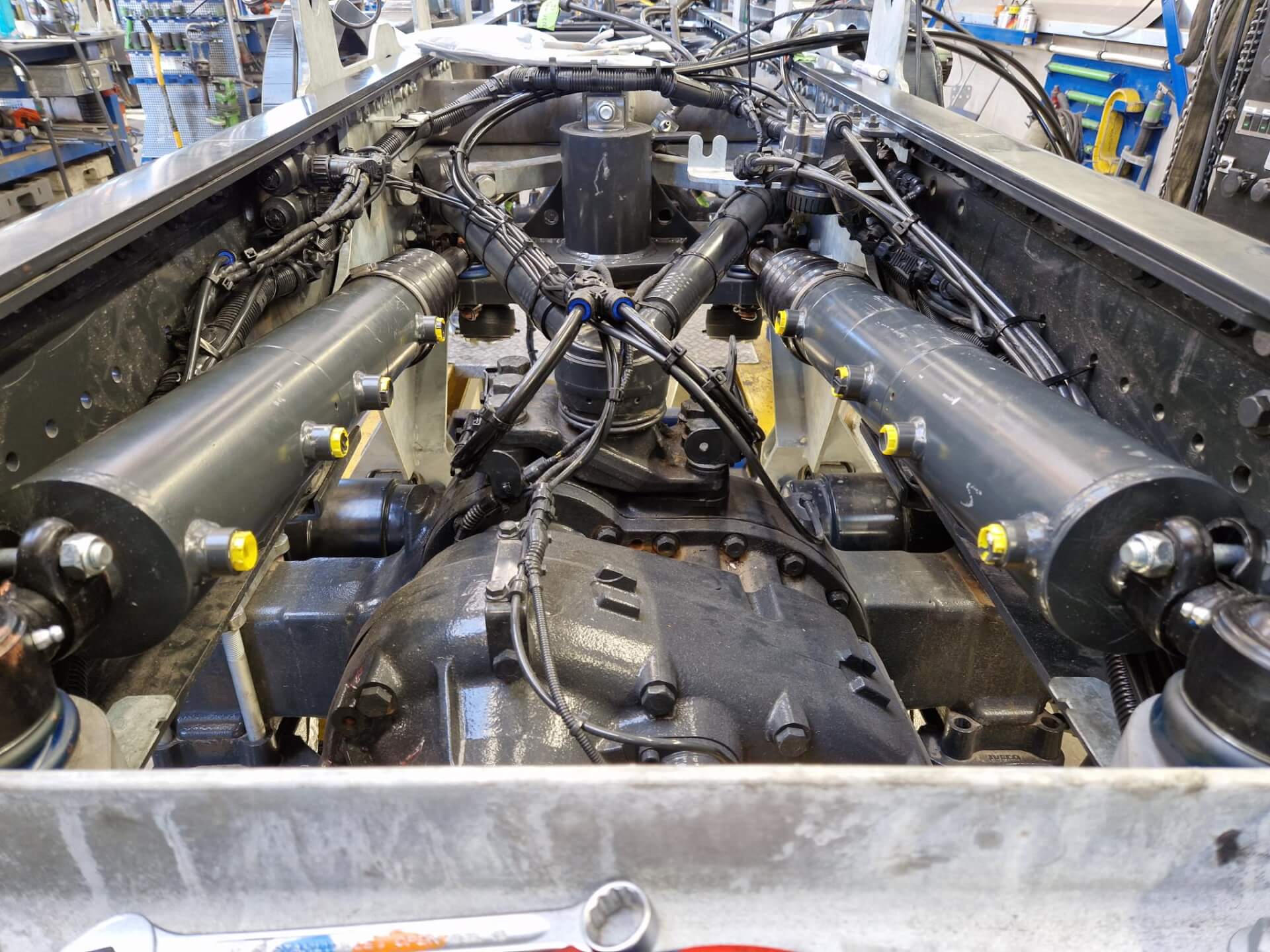 Stuurcilinders hoog weggewerkt