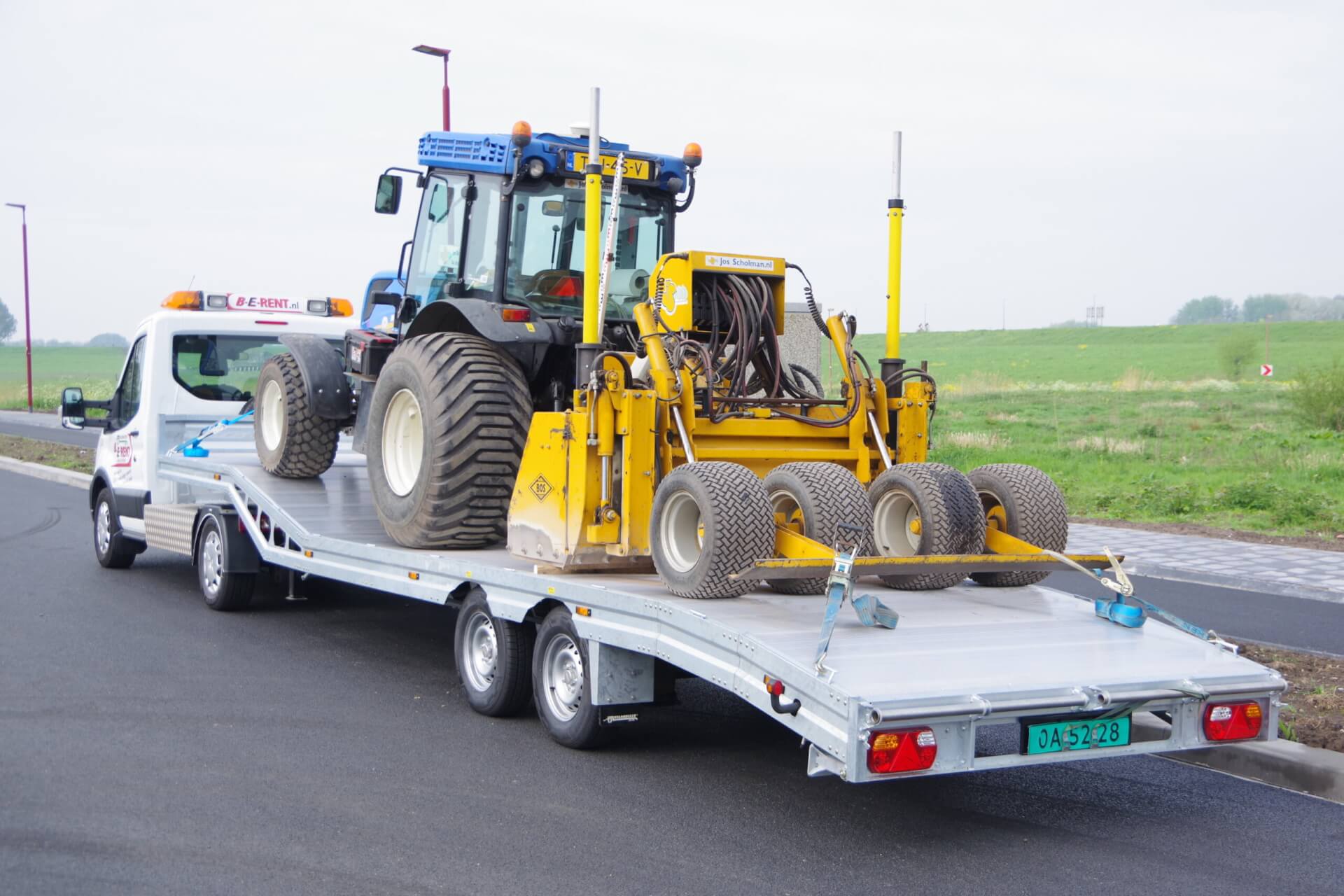 Transit + 8,5m X-Treme-Light semi met New-Holland+Kilver la 1