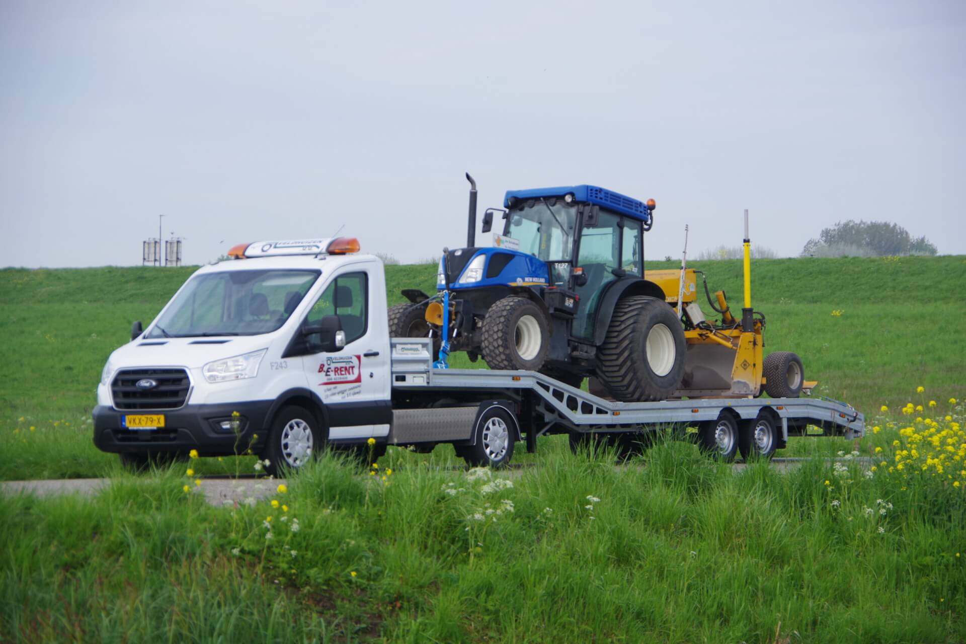 Transit + 8,5m X-Treme-Light semi met New-Holland+Kilver met Bloemetjes en Bijtjes