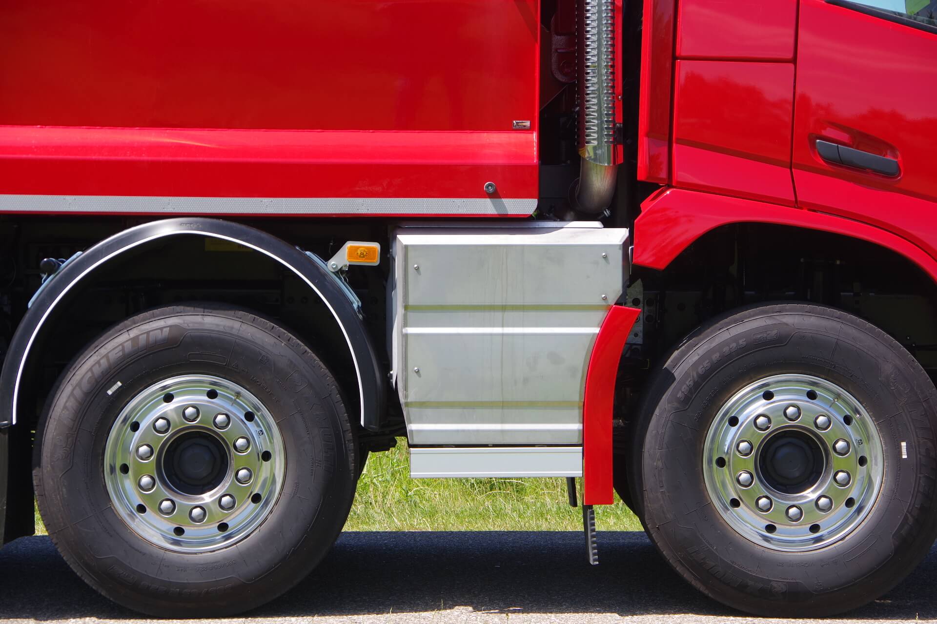 VOLVO 10x4 FMX vd Heijden uitlaat tussen as1 & as2