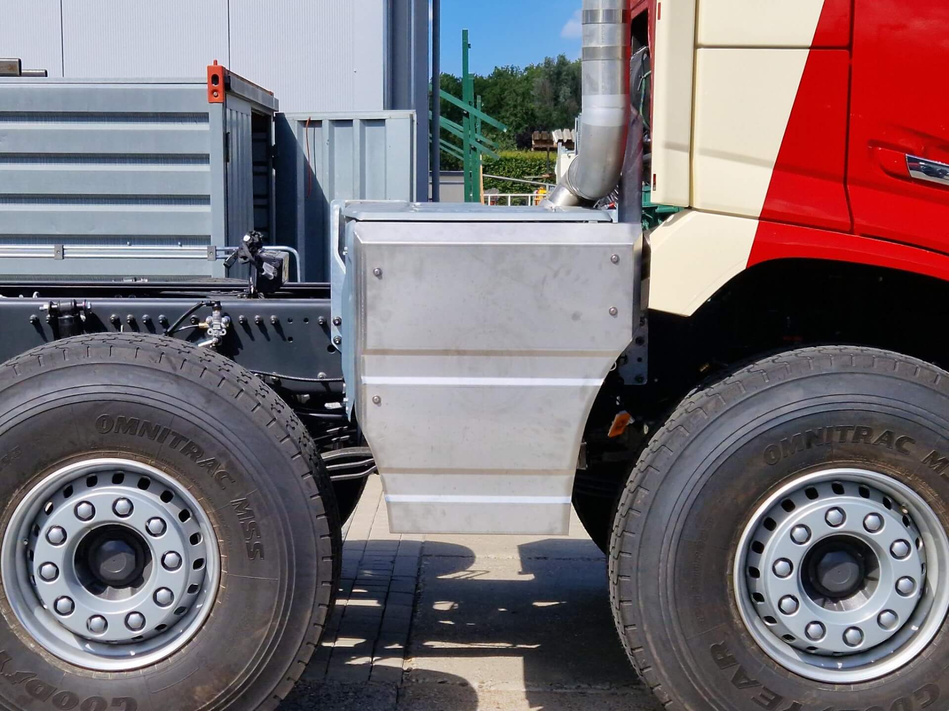 VOLVO FMX 10x4 uitlaat tussen 375-95R22,5'' wielen hor