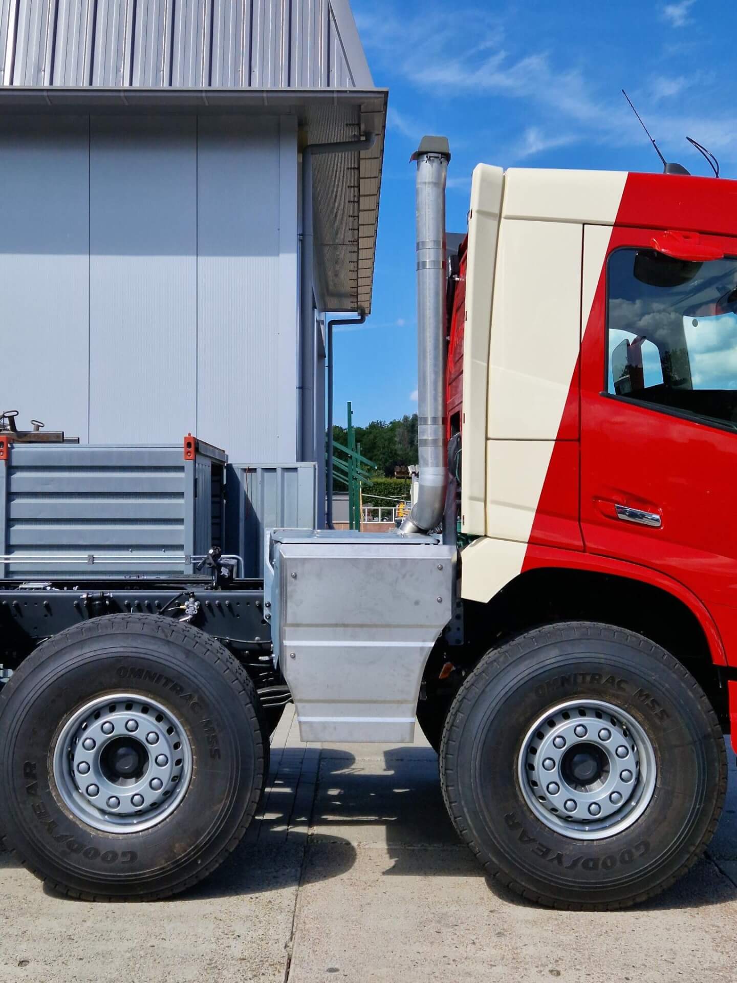 VOLVO FMX 10x4 uitlaat tussen 375-95R22,5'' wielen vert