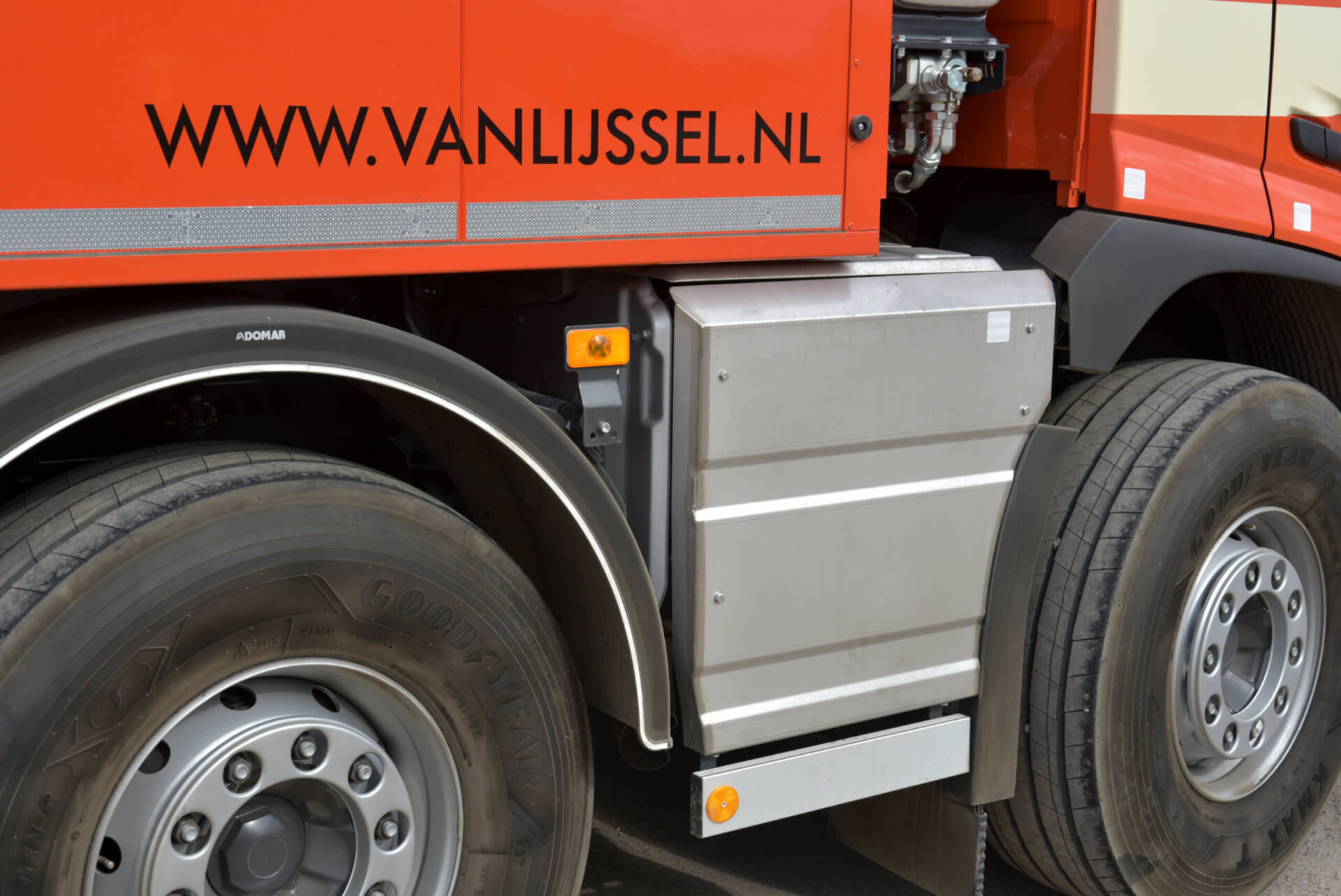 VOLVO_10x4 v Lijssel Uitlaat verplaatst tussen as1 en as2