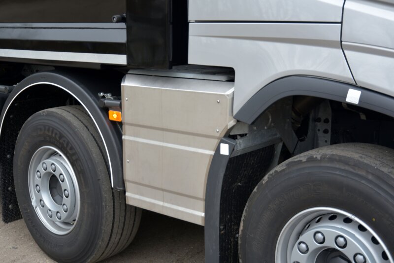 VOLVO_FH_10x4 3 uitlaat compact geplaatst