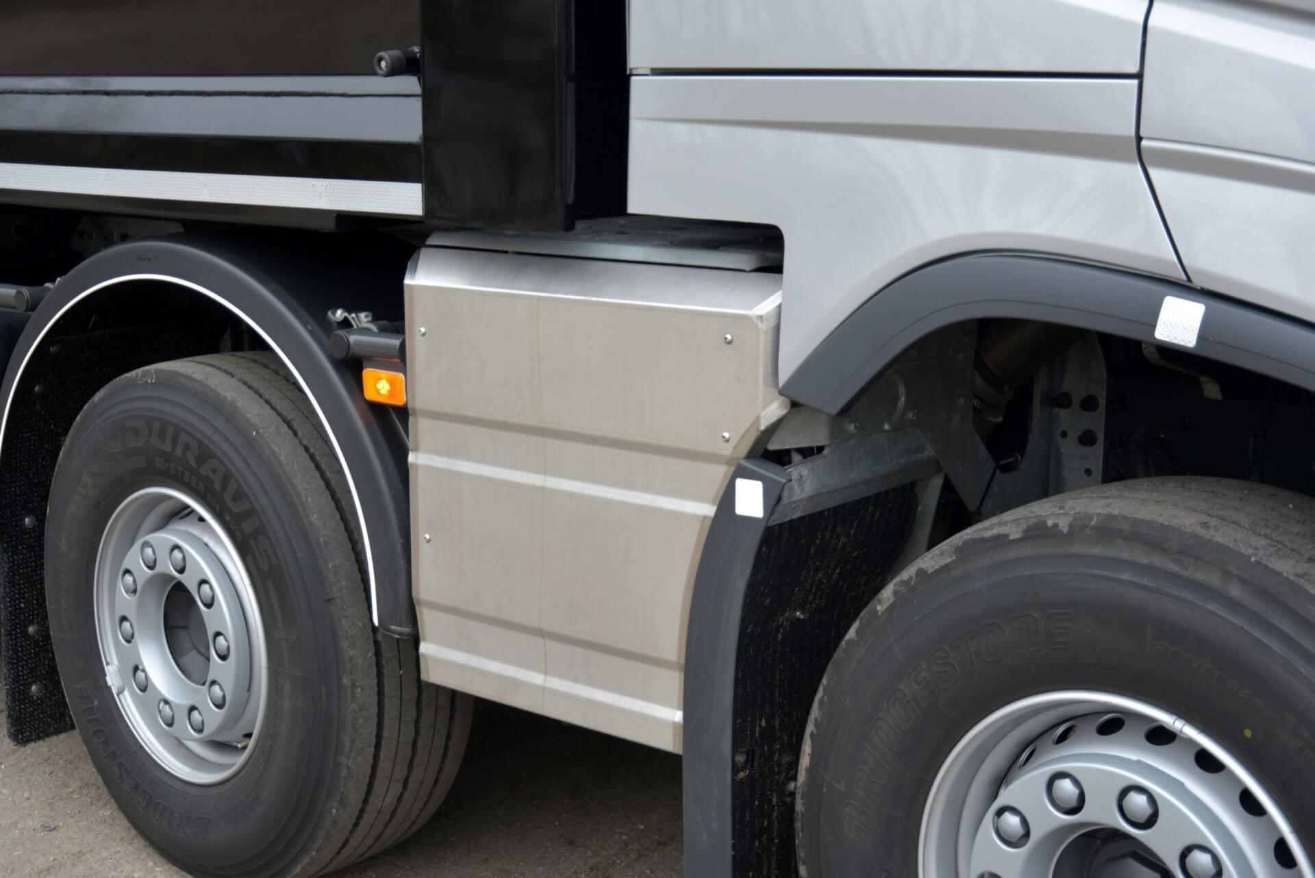 VOLVO_FH_10x4 3 uitlaat compact geplaatst