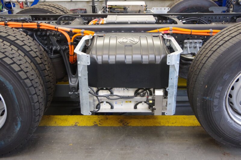 VT 8x2 accu's tussen as2-as3.