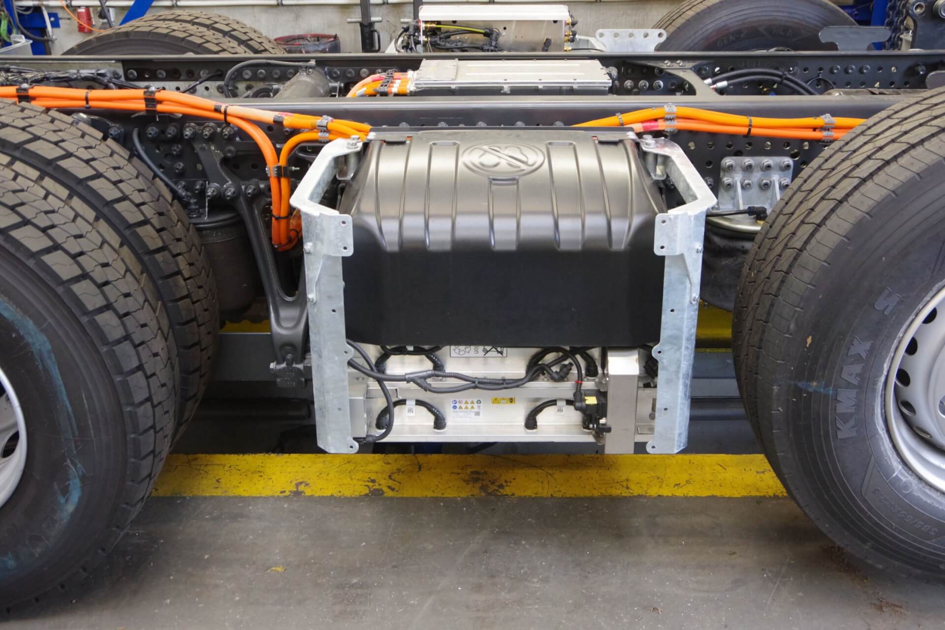 VT 8x2 accu's tussen as2-as3.