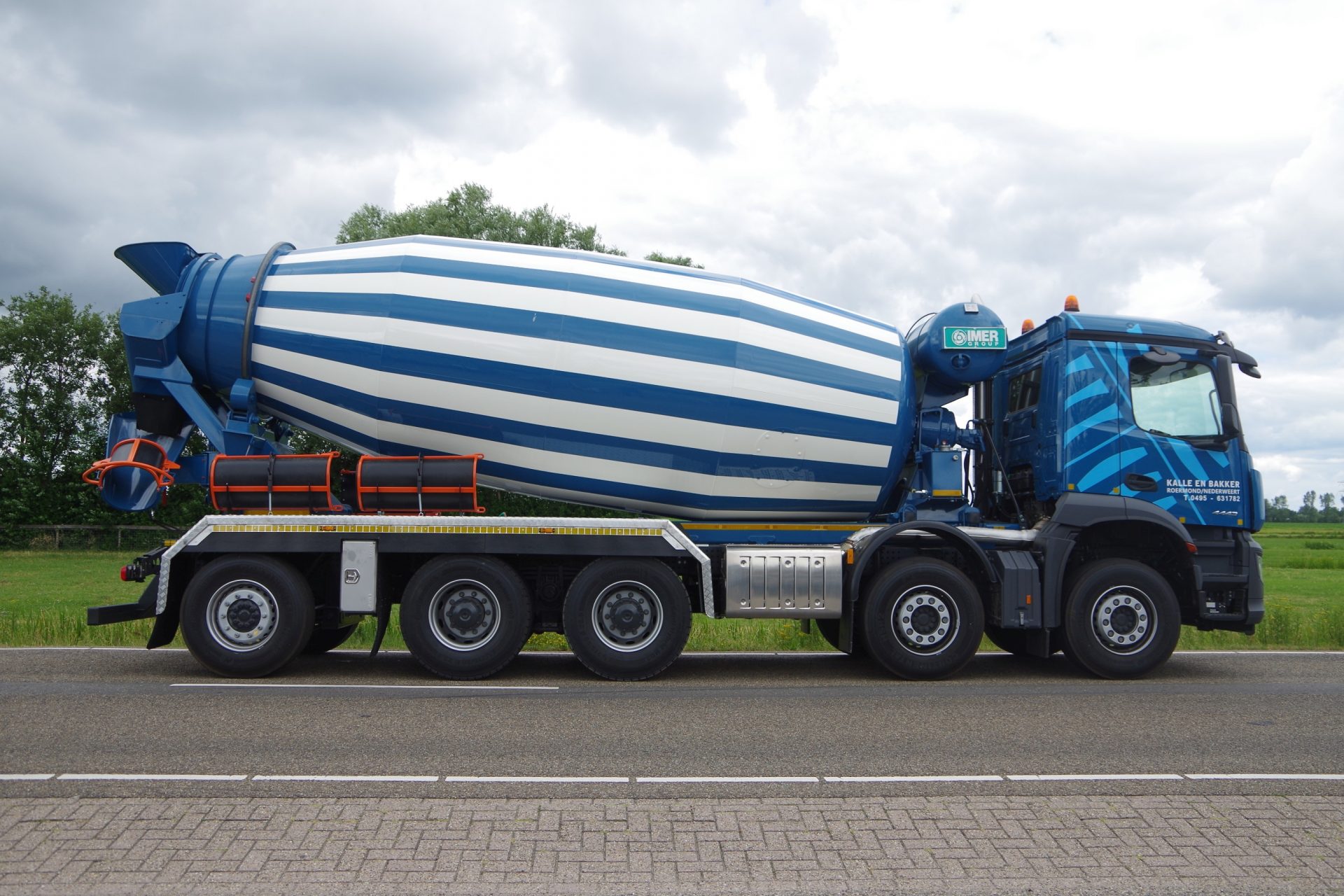 Arocs 4943 met 15M3 Imer Kalle en Bakker rz