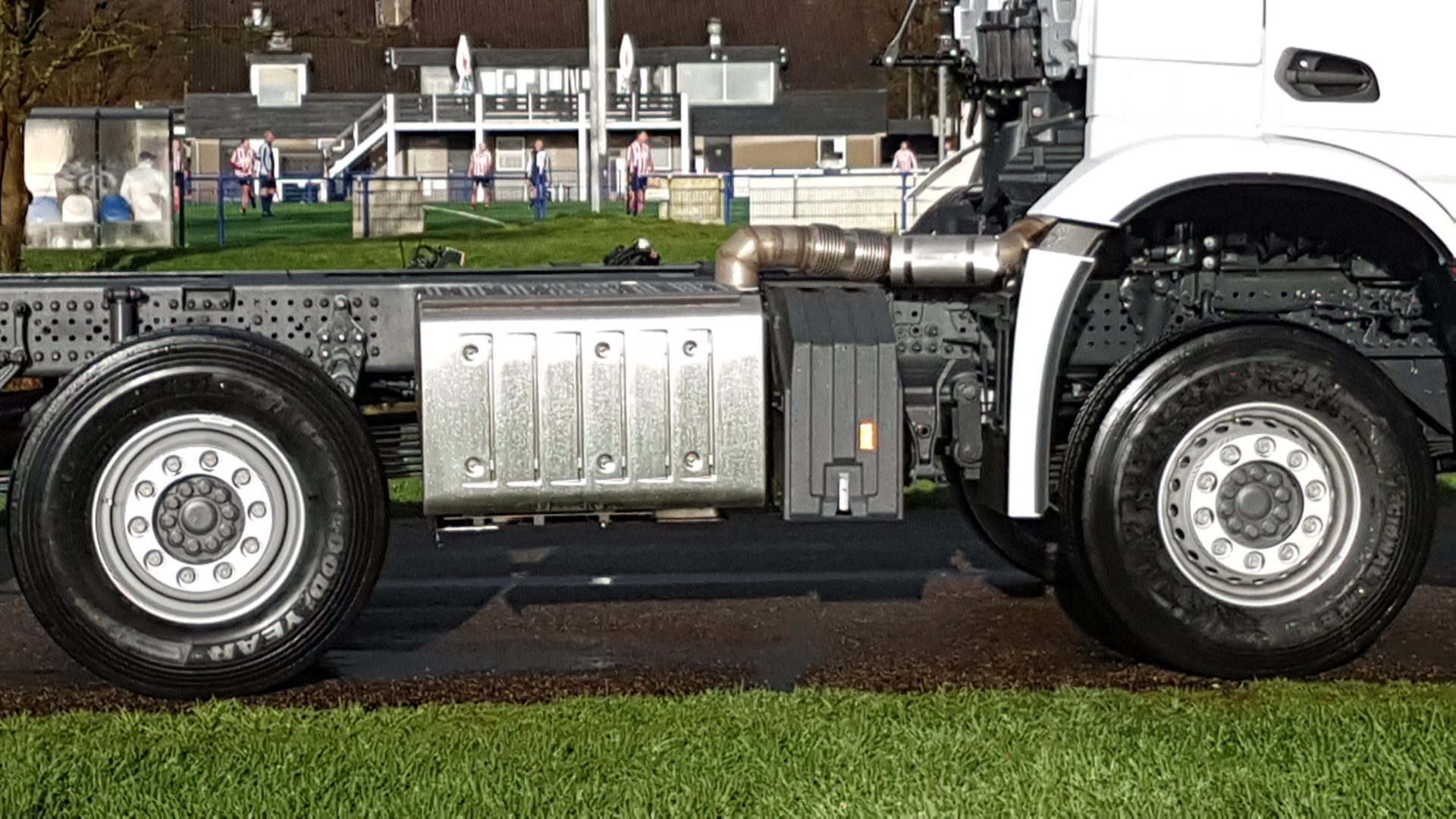 Arocs 8x4 verschoven 2e as uitlaat verplaatst