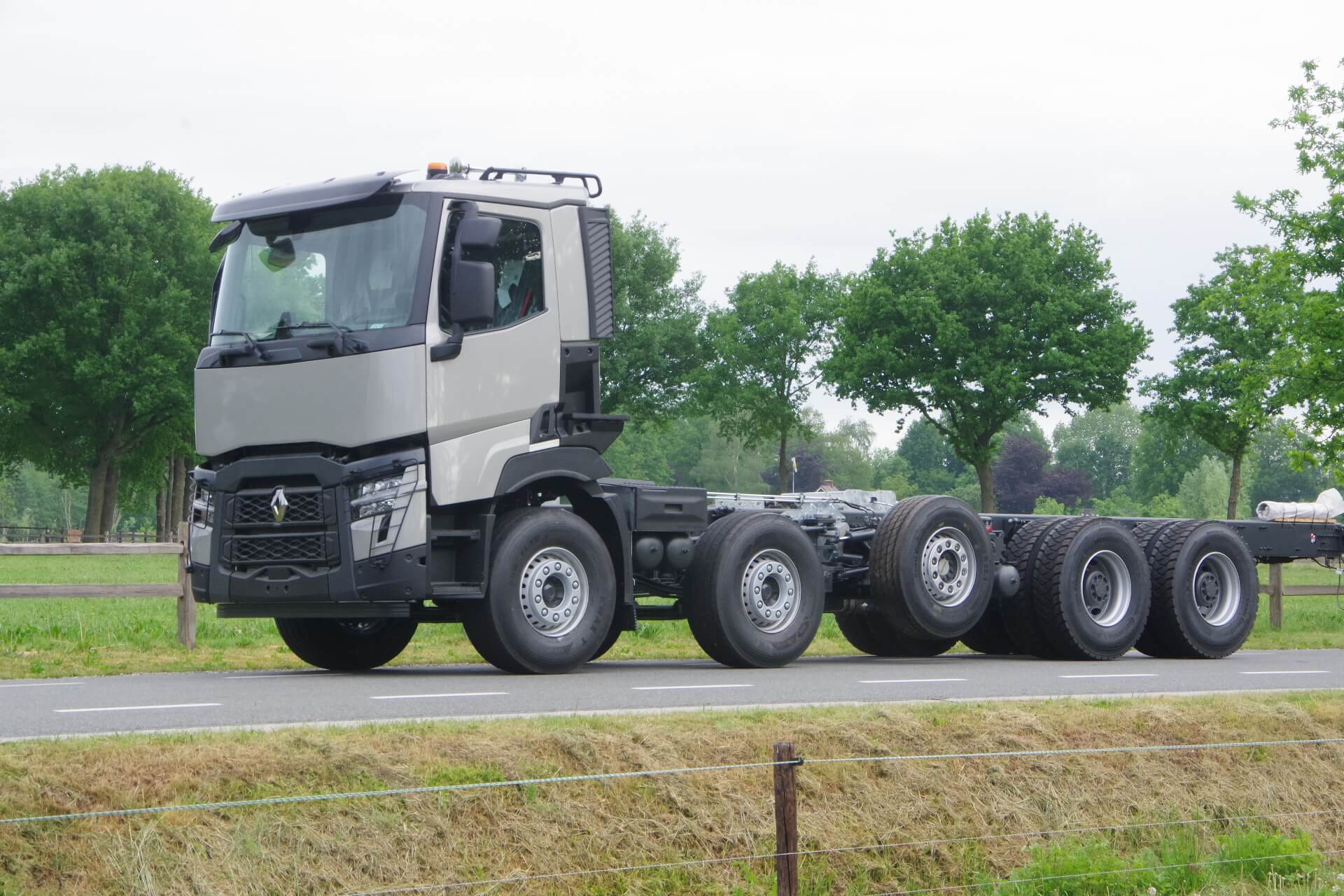 C520 10x4 midlift chassis lv 4