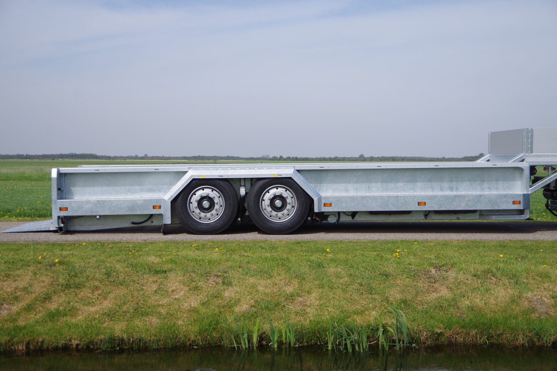 Cargo 100 E 22 met 7,5m dieplaad oplegger 25 T rz