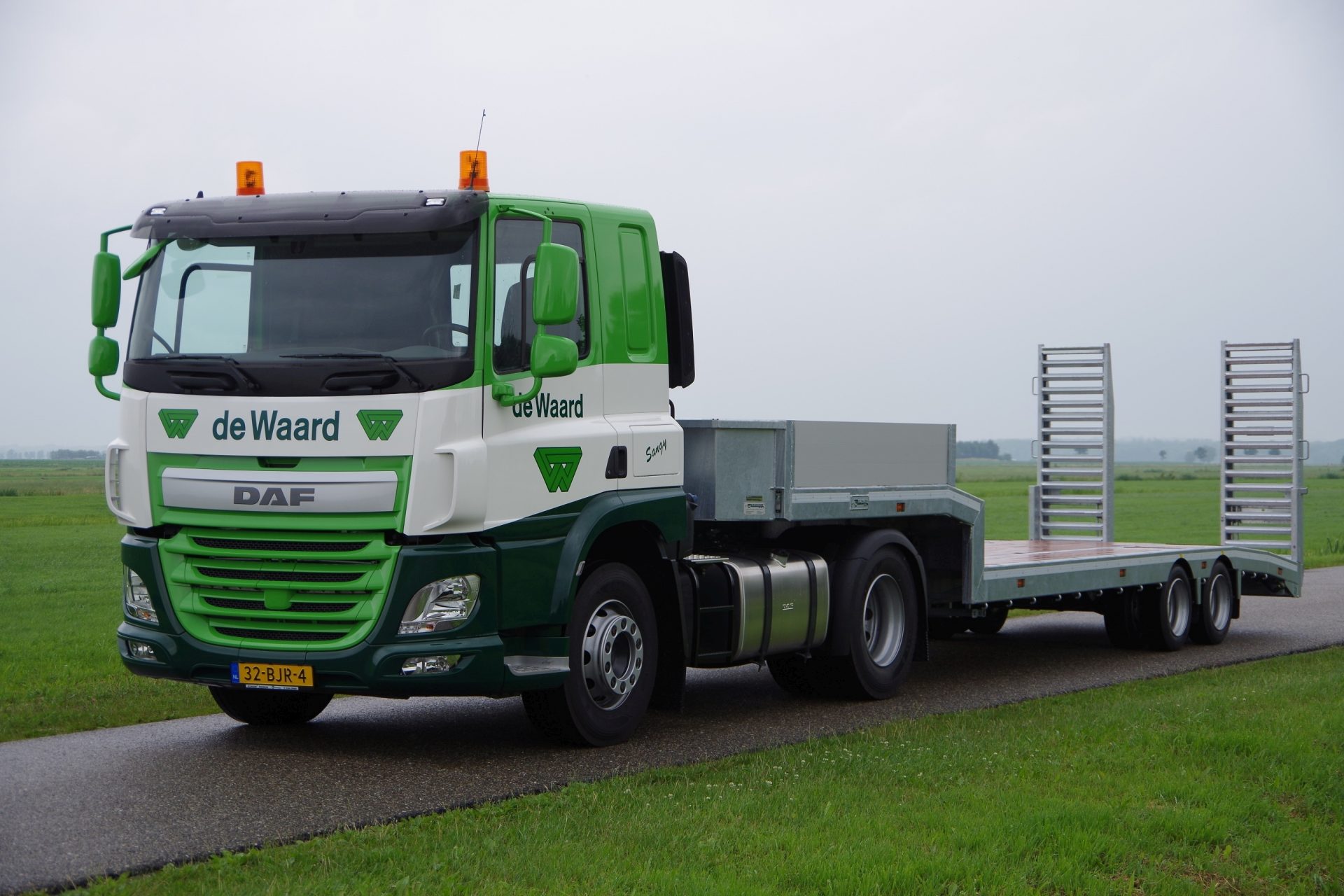CF 370 De Waard met 7M semi lv 3