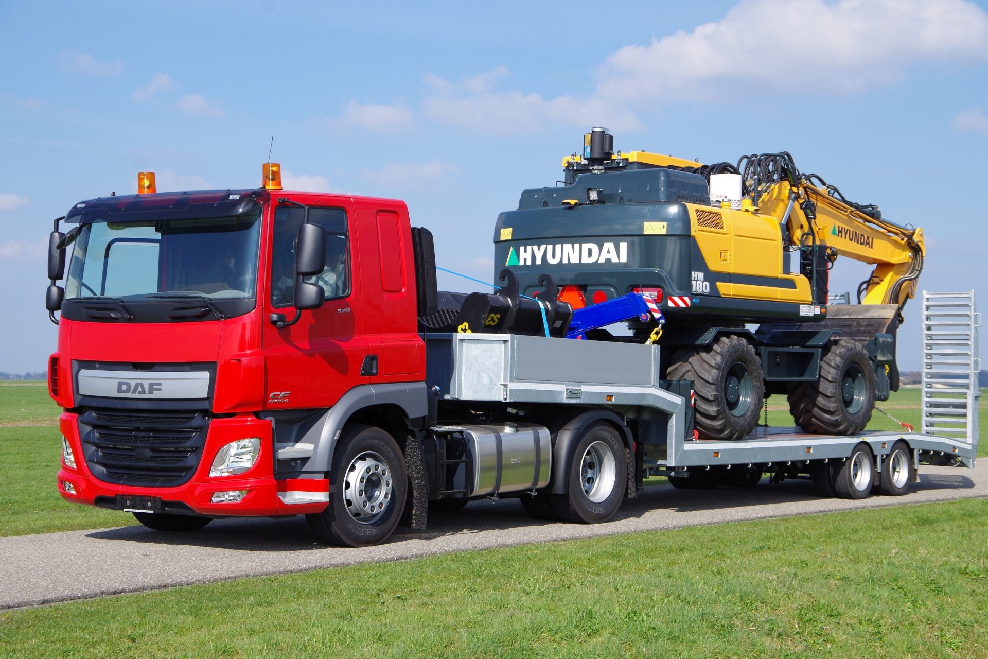 DAF CF 370 met 7M semi en HW 180