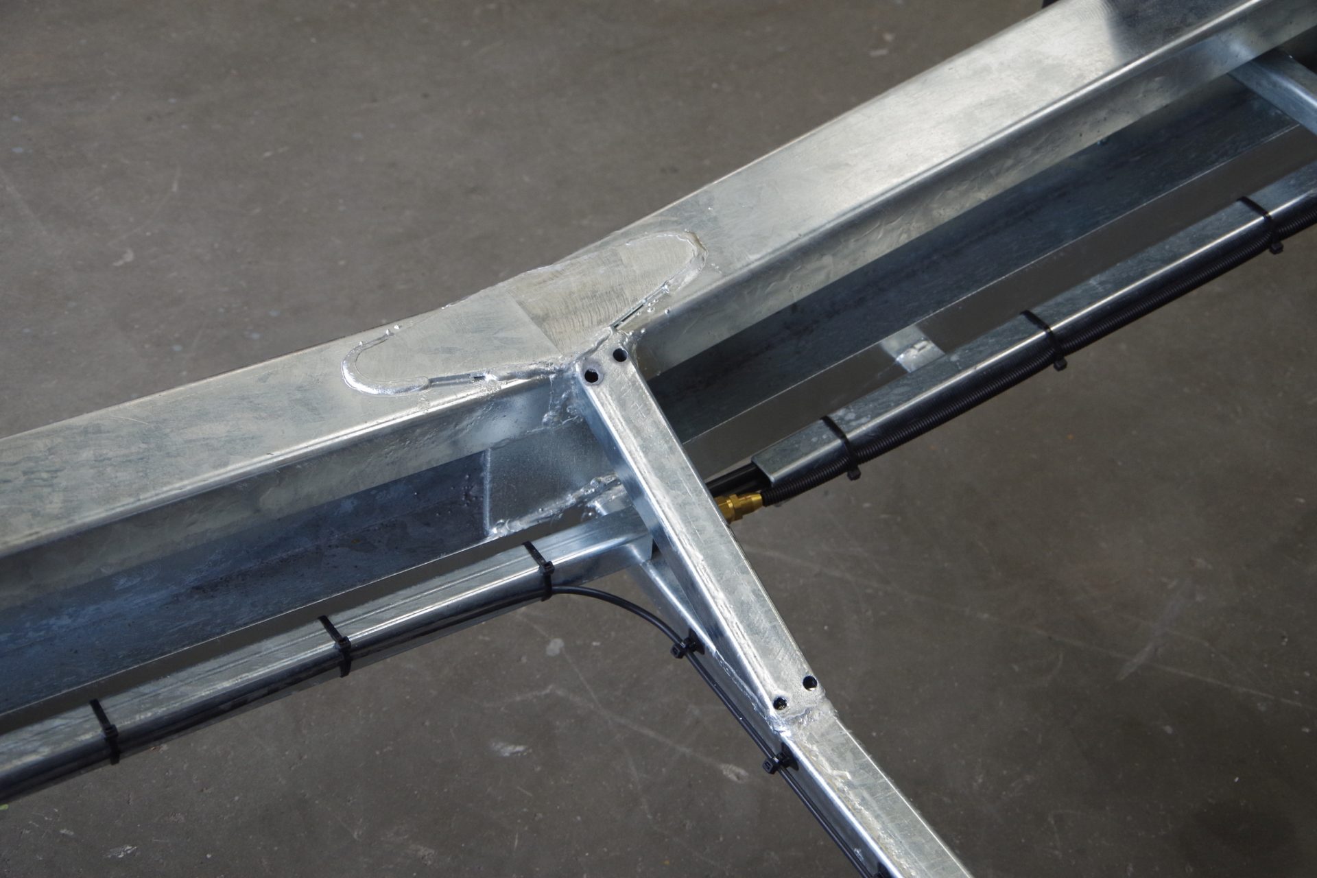 Chassis versterking met schoor