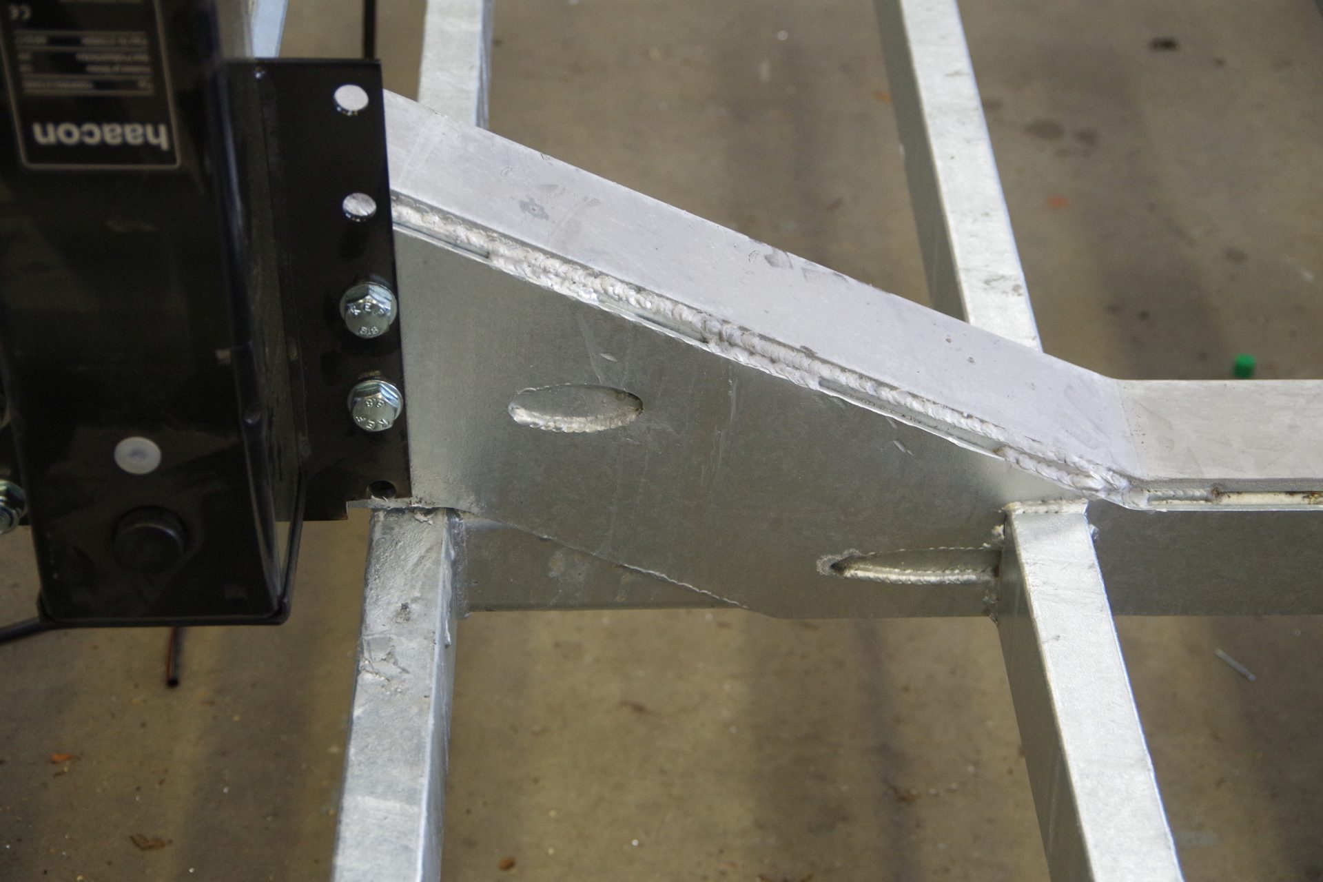 Chassis versterking met steunpoot