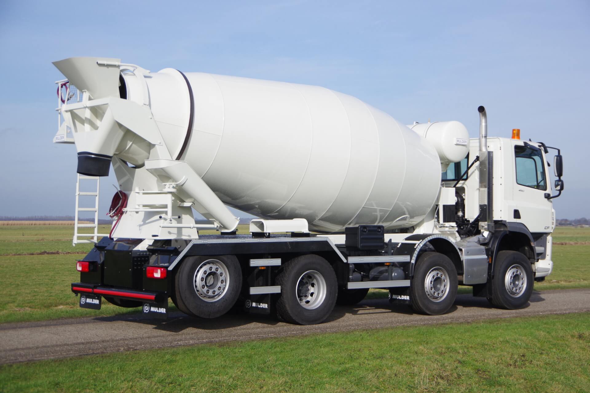 DAF 8x2 Wide Spread met 12M3 Mulder ra 1