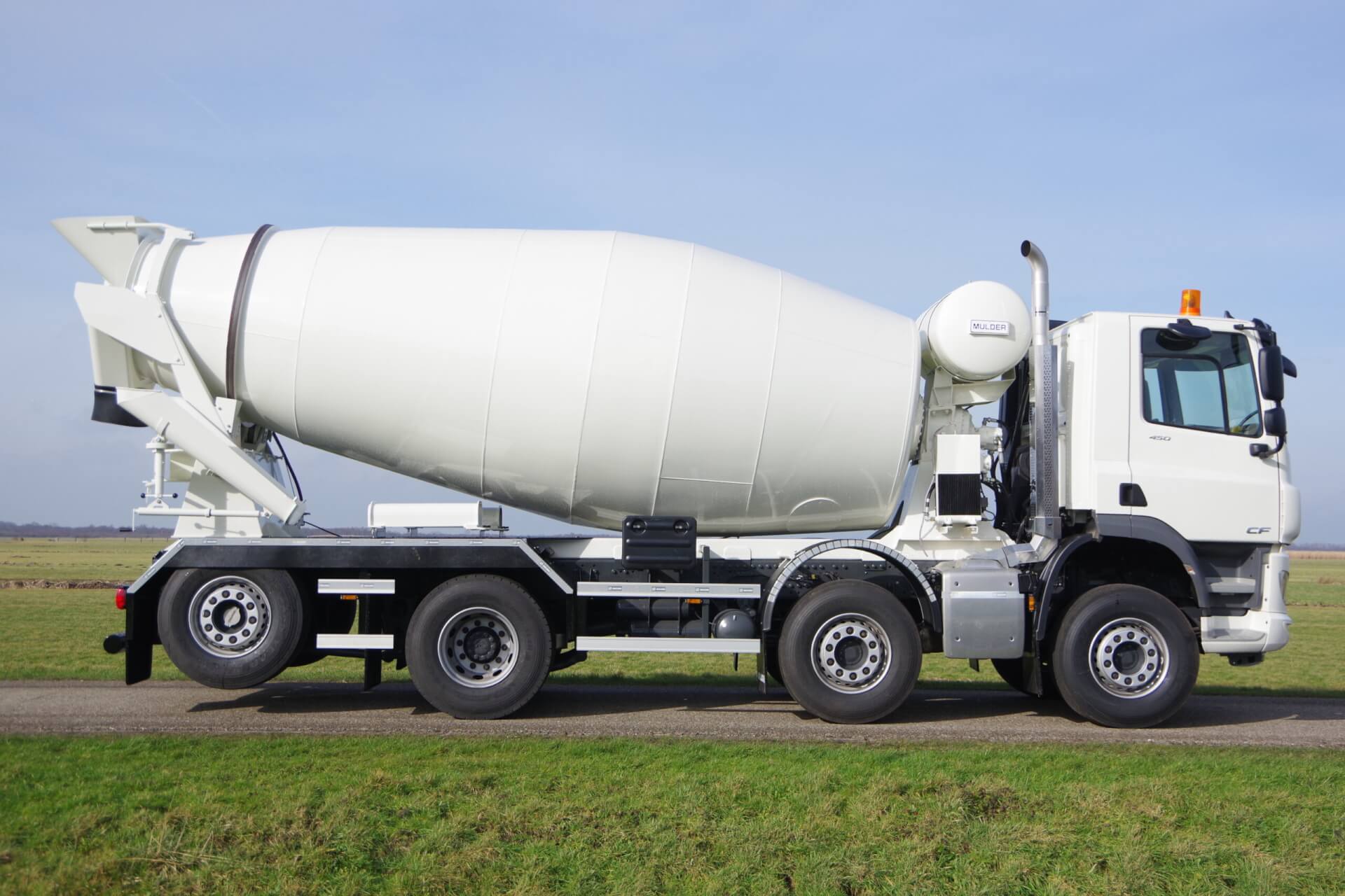 DAF 8x2 Wide Spread met 12M3 Mulder rz