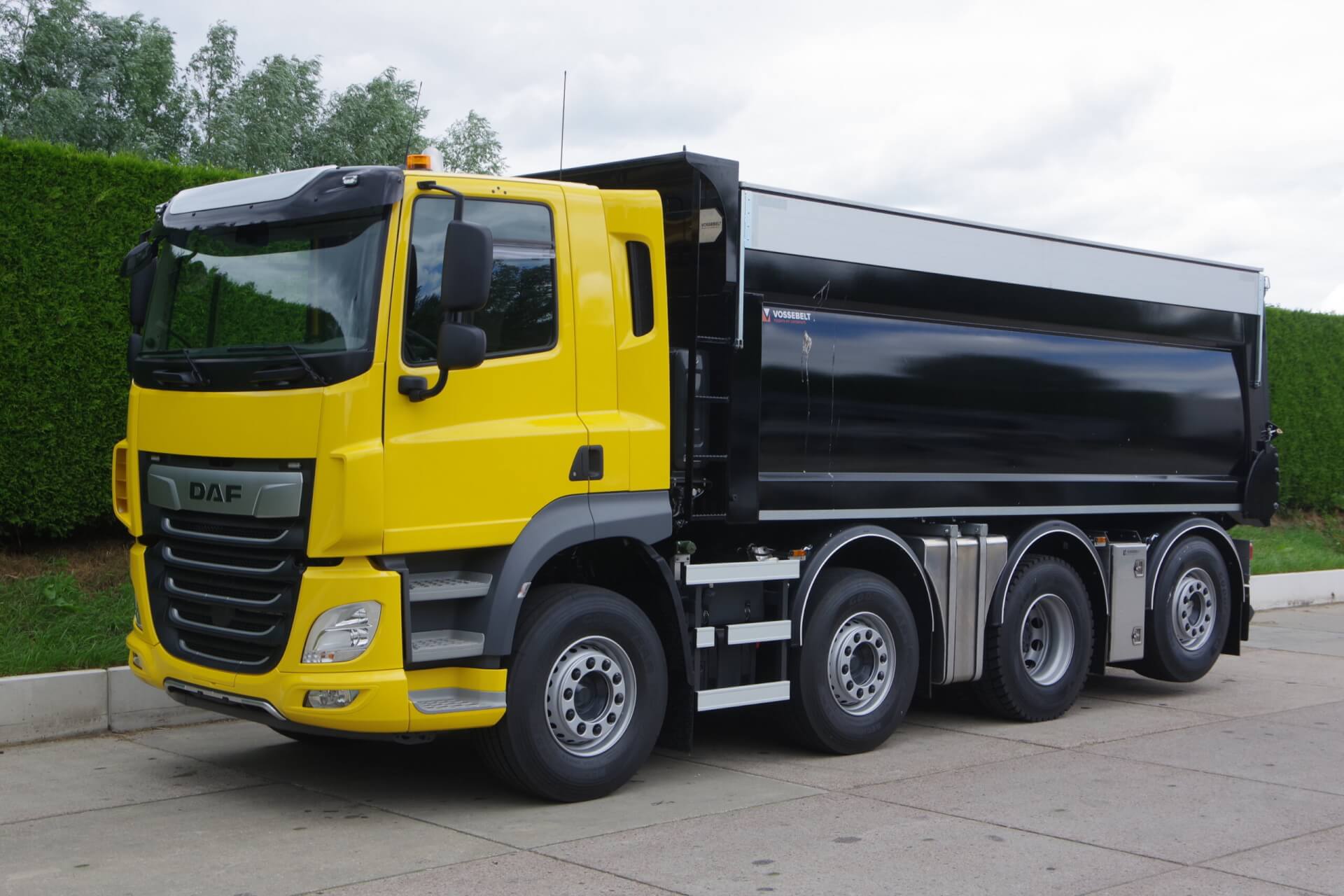 DAF 8x2 Wide Spread met Vossebelt kipper Millenaar & v. Schaik lv