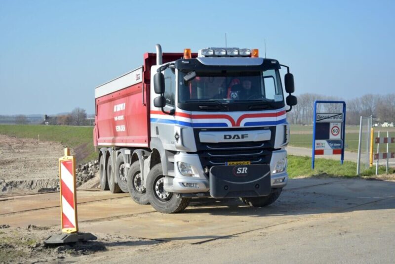 daf_10x4_mus_veldhuizen_hyva-bij-afgraving-1030x687