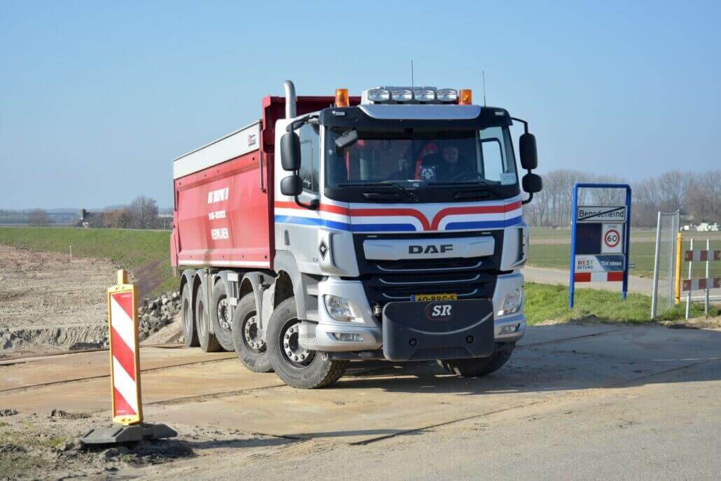 daf_10x4_mus_veldhuizen_hyva-bij-afgraving-1030x687