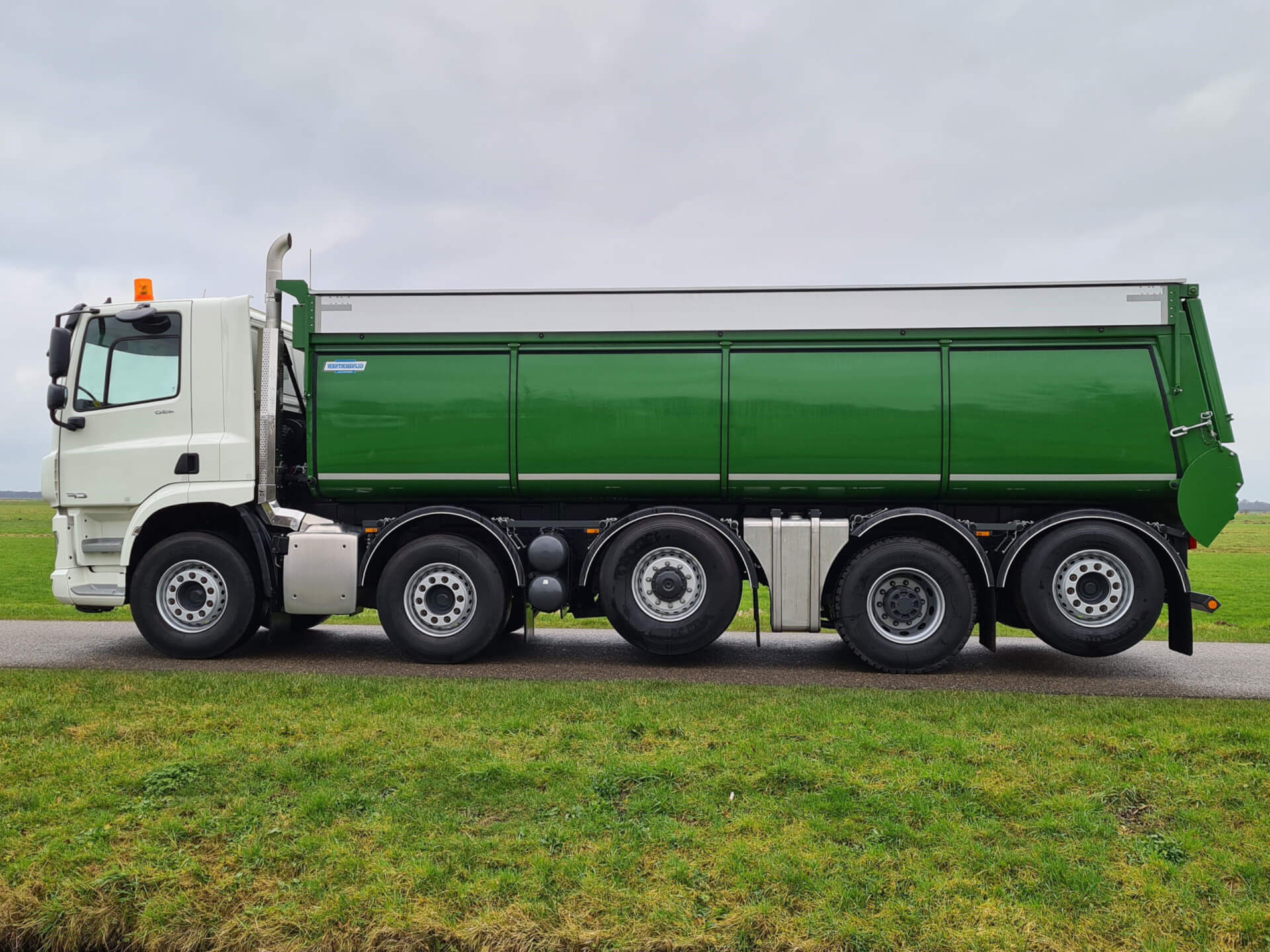 DAFCF450 met 11,5 tons gestuurde tussenas g