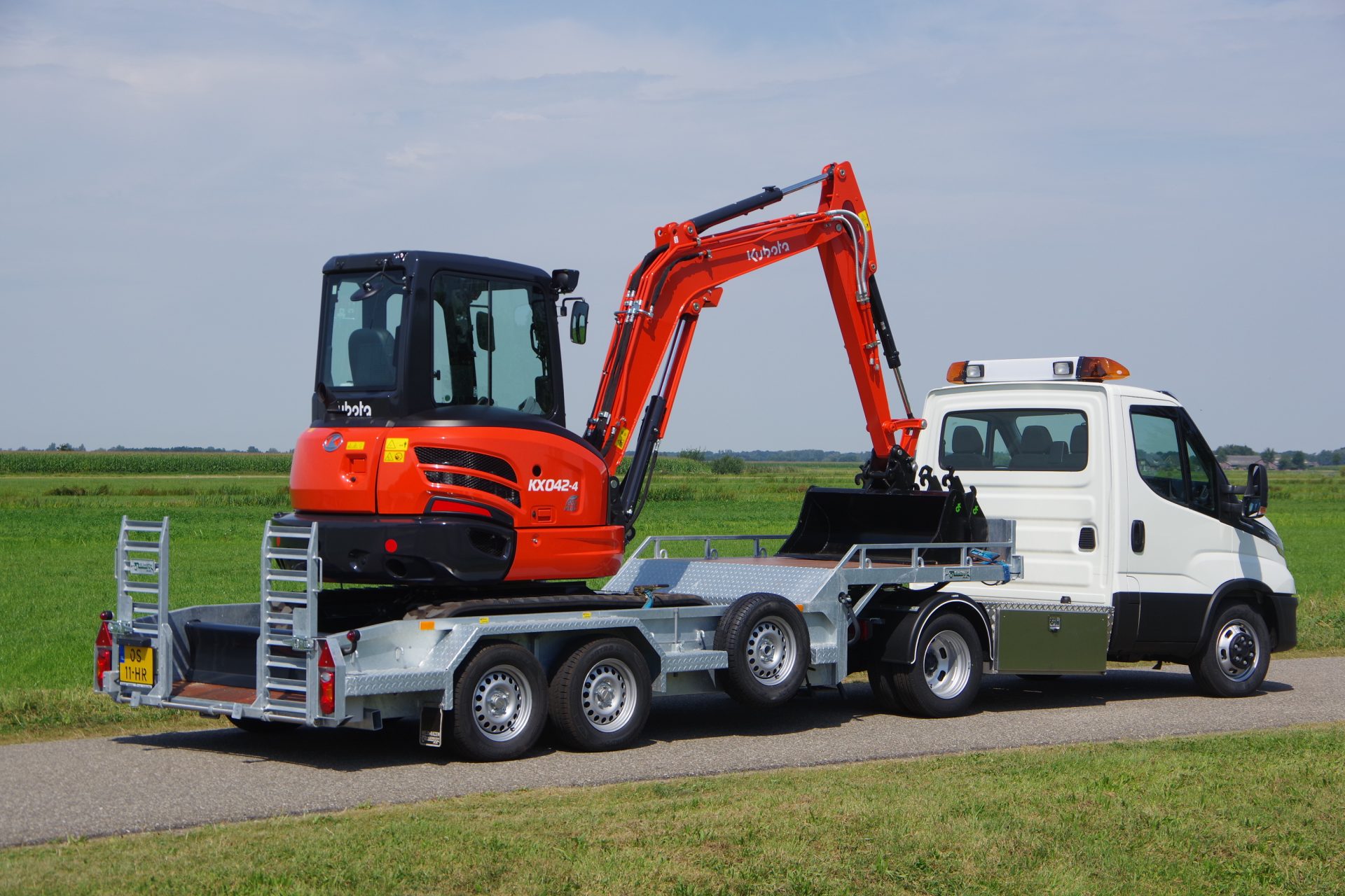 Daily 40 C18 met 3,6m dieplader en Kubota KX 42-3 ra 2