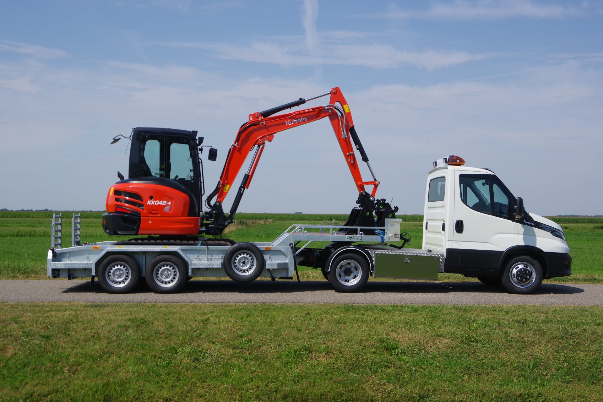 Daily 40 C18 met 3,6m dieplader en Kubota KX 42-3 rz 1