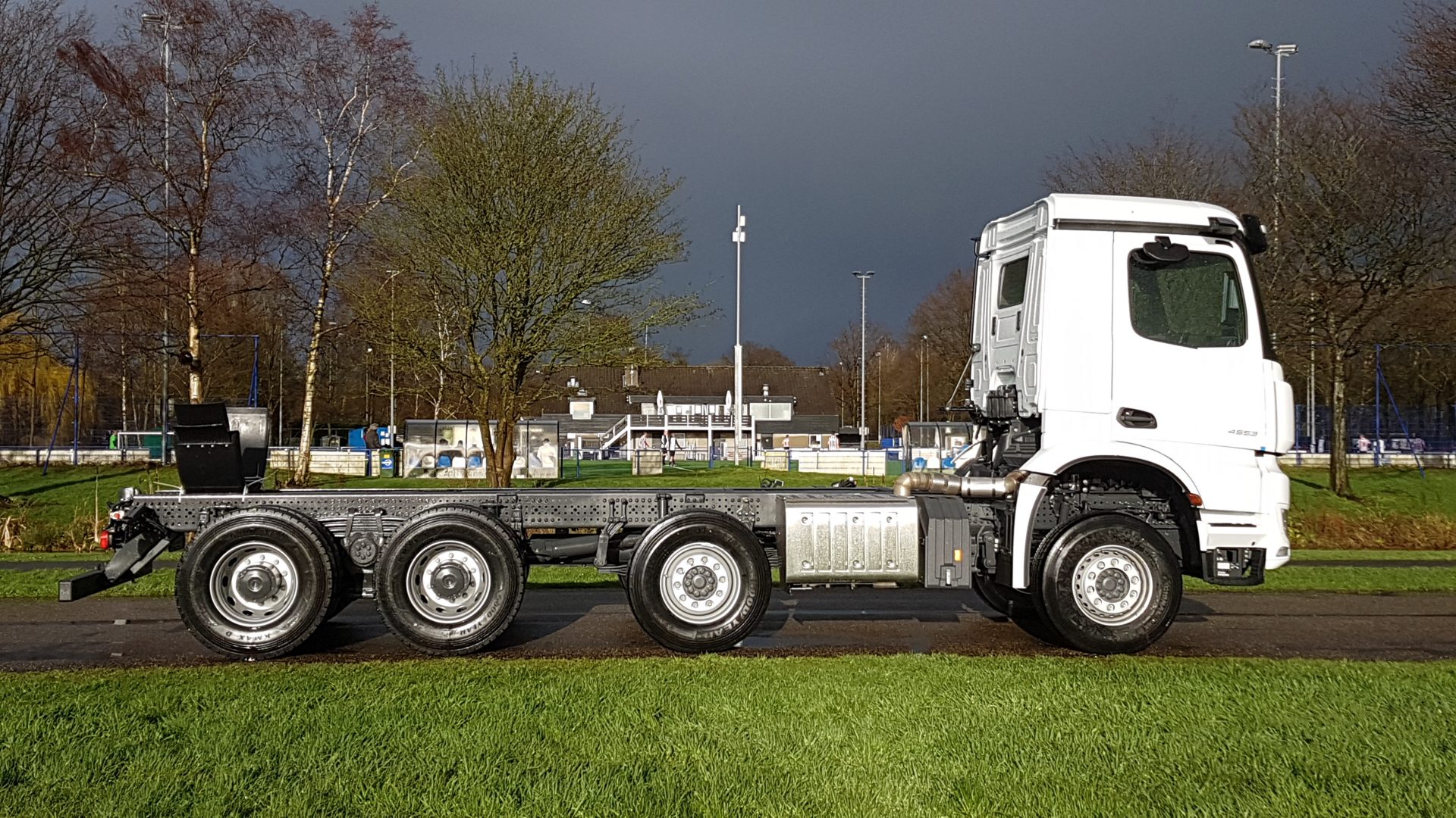 Donkerder maken ! Arocs 8x4 verschoven 2e as rz r