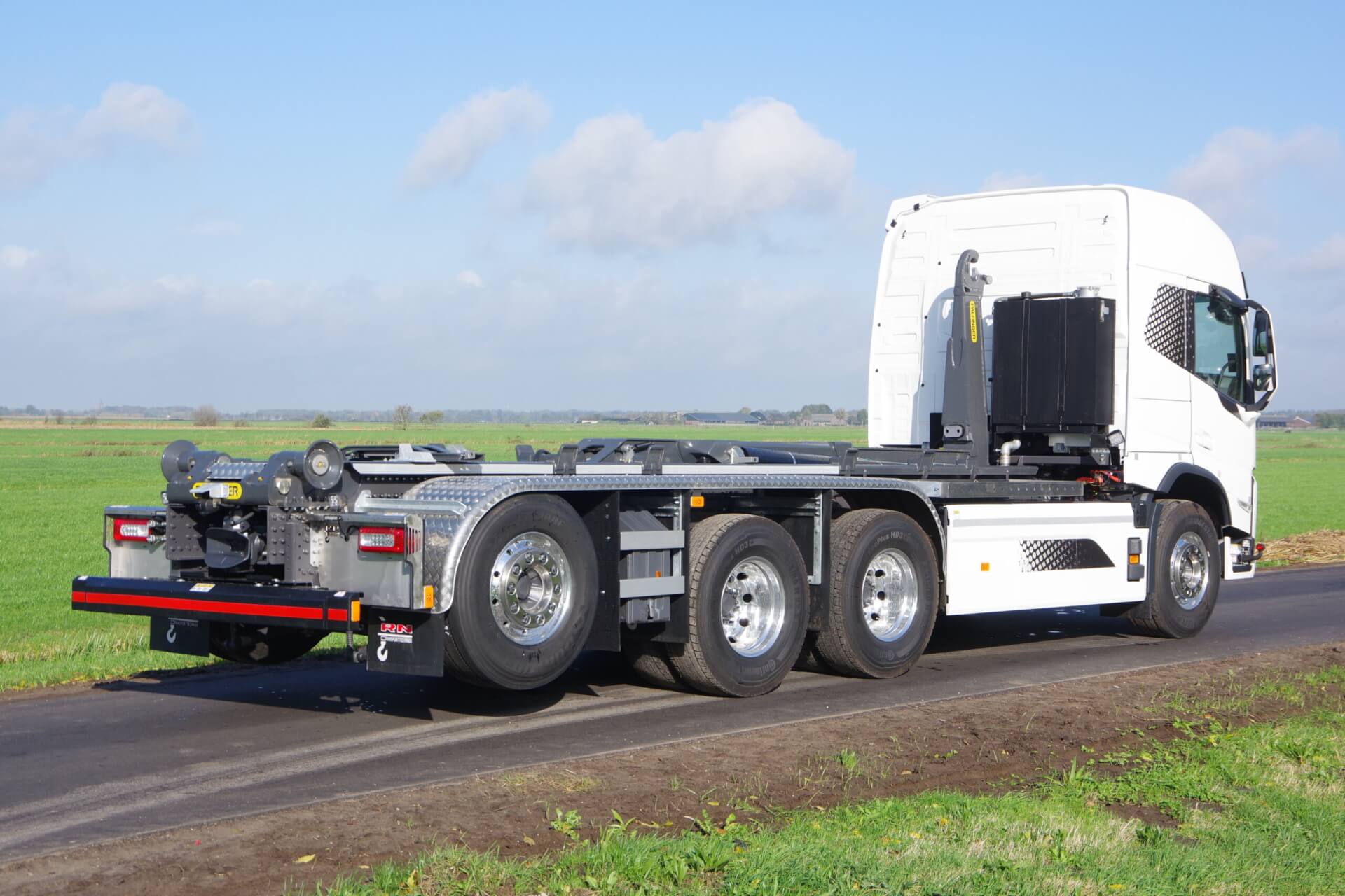 e-VOLVO 8x4 Wide-Spread _Palfinger_HT 30 v Vulpen ra 1