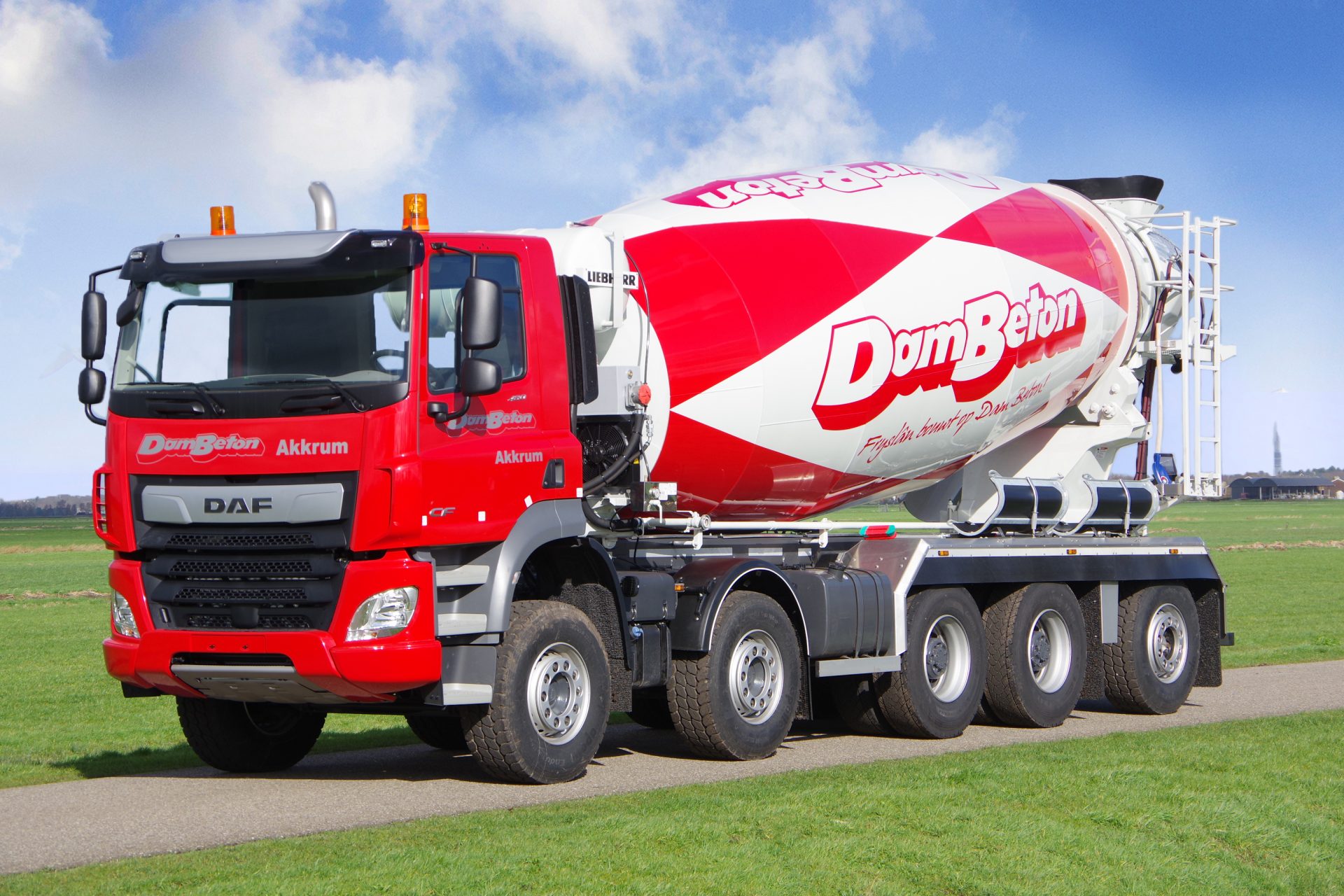 FAD 10x4 Dam Beton met 15M3 Liebherr lv 5 met blauwe lucht