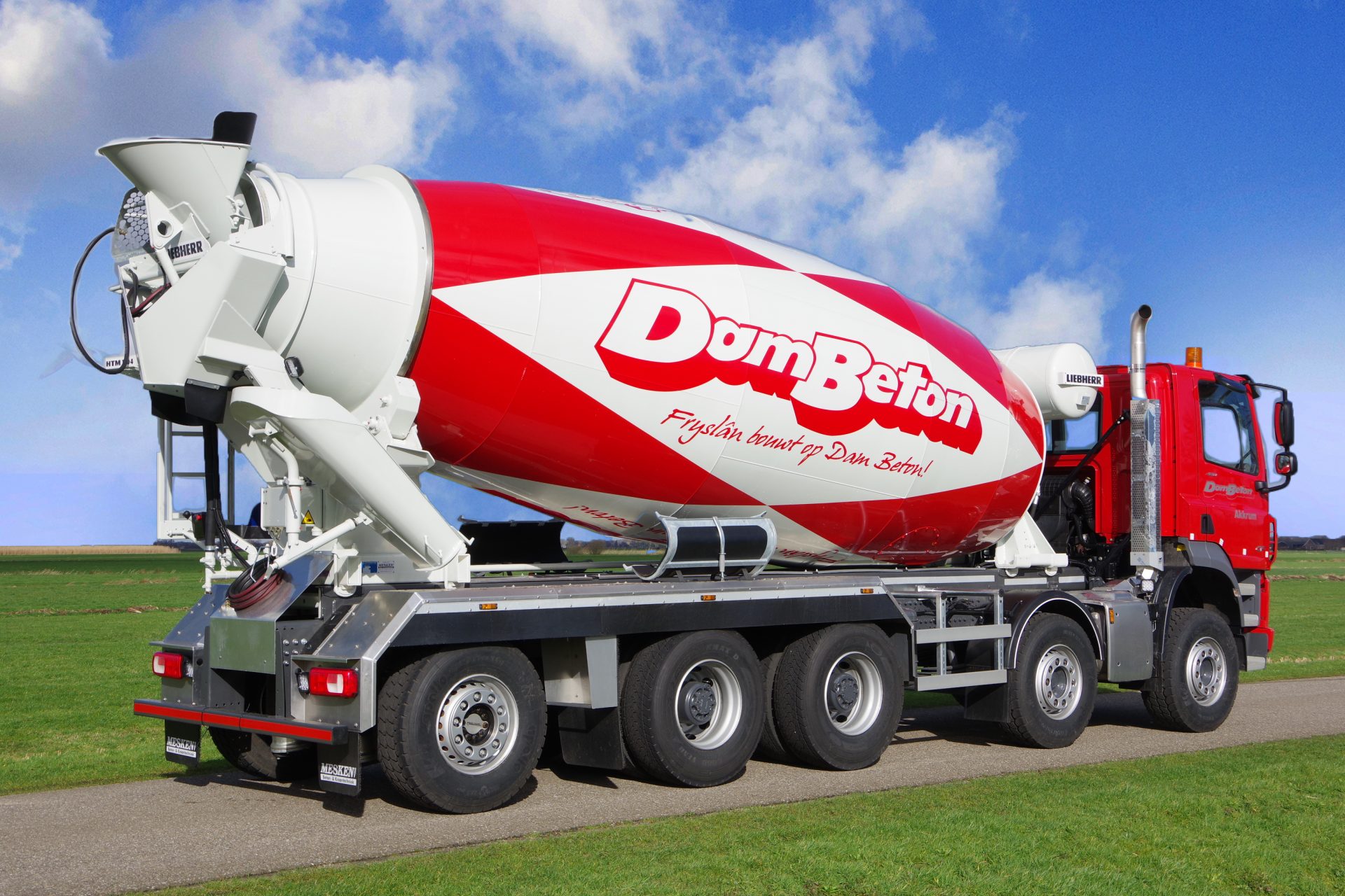 FAD 10x4 Dam Beton met 15M3 Liebherr ra 1 met blauwe lucht