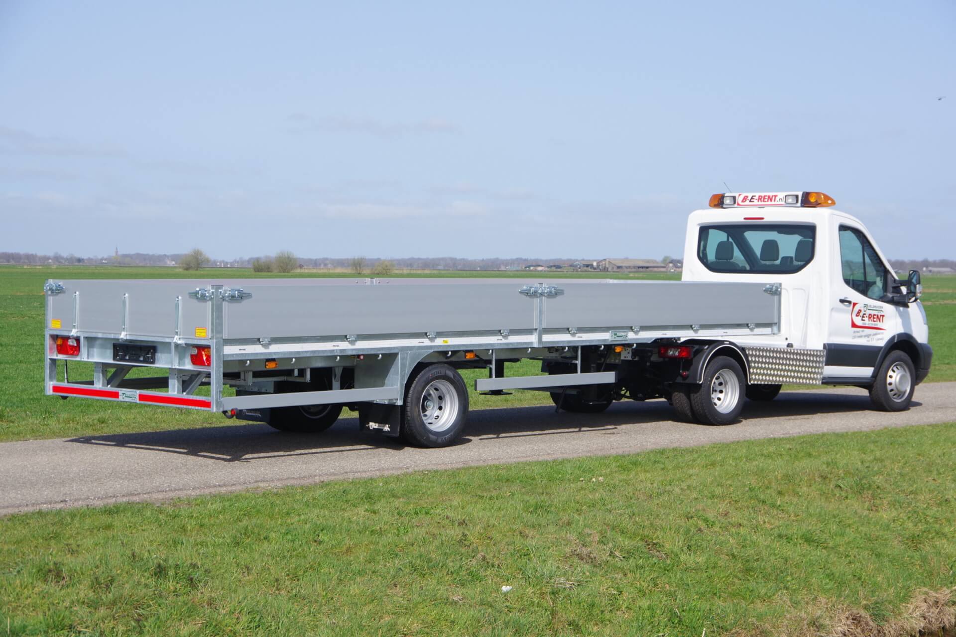 Ford-transit trekker met 7m Veldhuizen oplegger ra 2