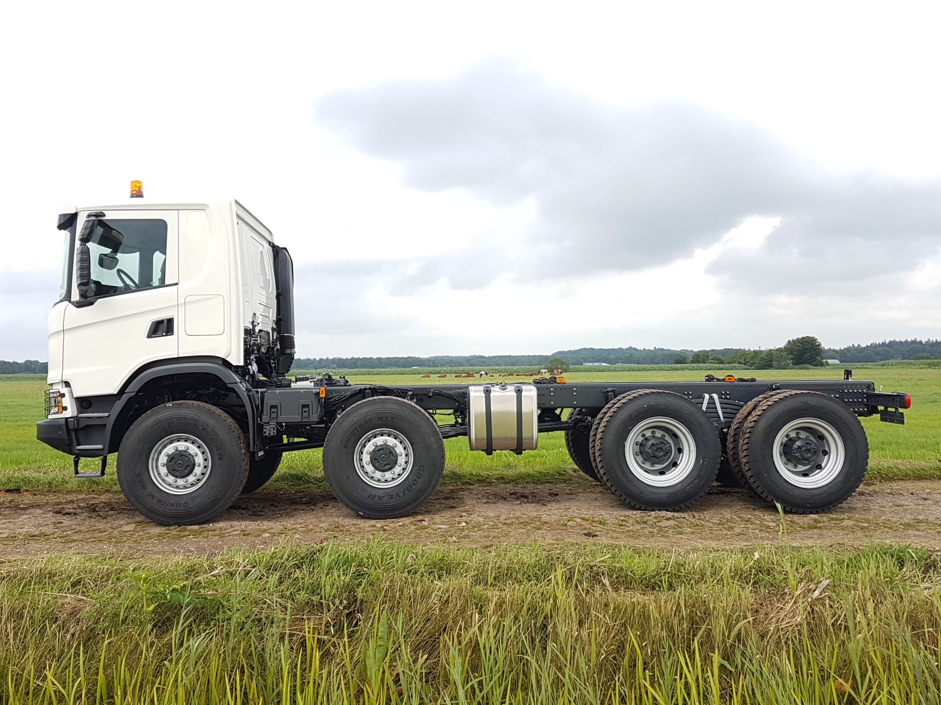 G 500 8x8 325 95 R 24'' Banden lz