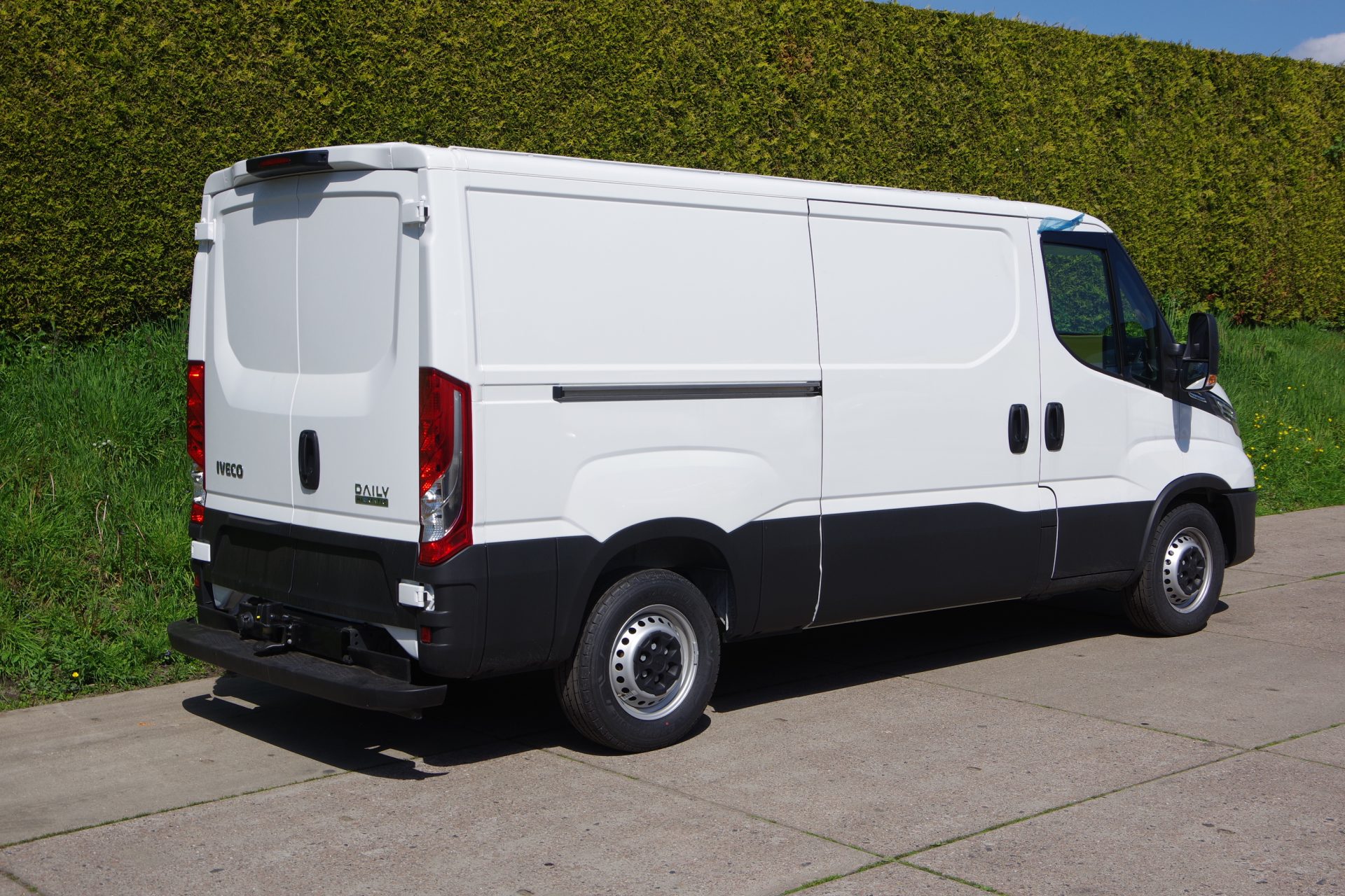 IVECO 35 S14 met 3,85T trekhaak ra