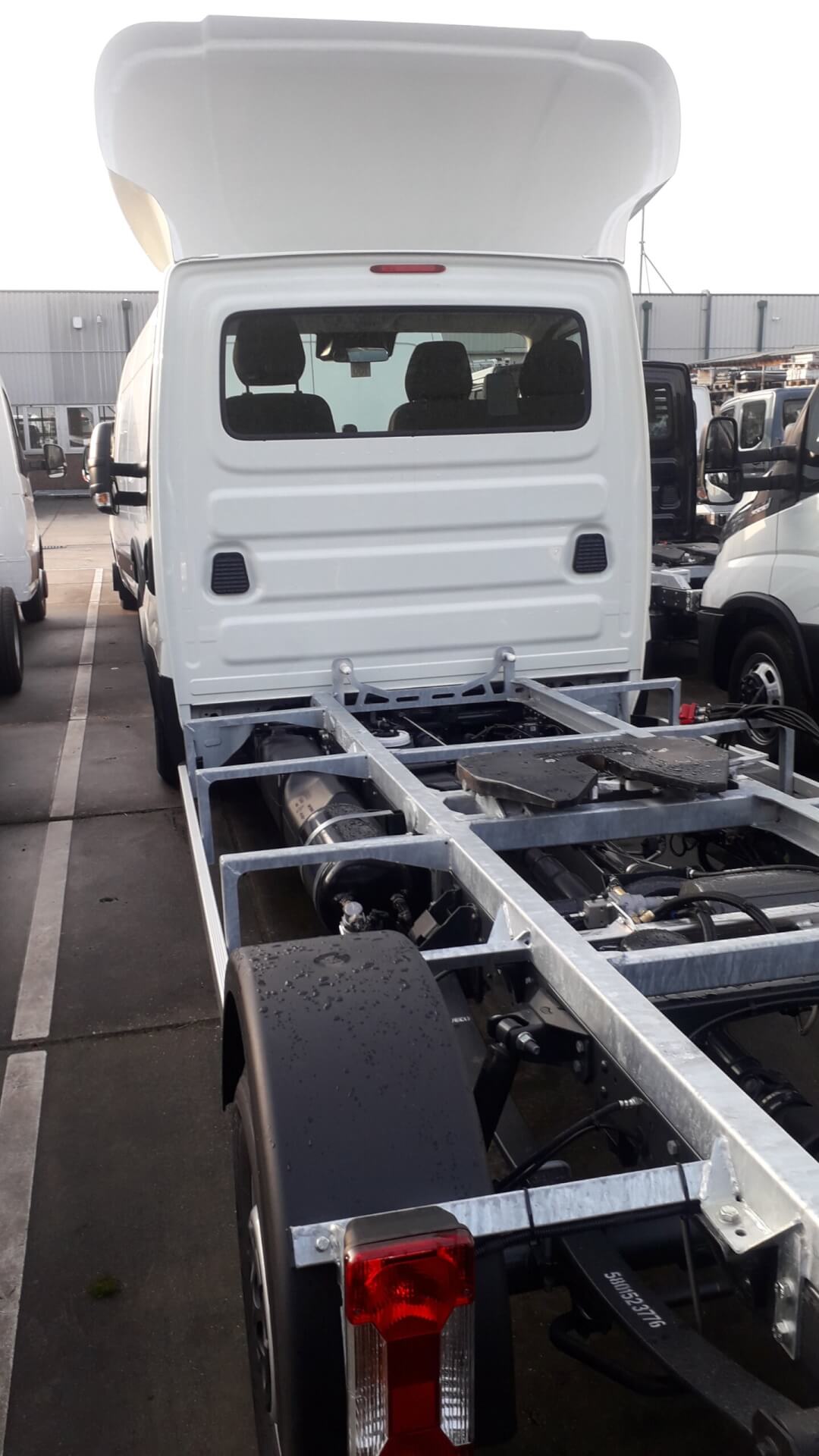 IVECO_35S.. Clixtar met voorste RVS-Pennen tegen de cabine.jpg